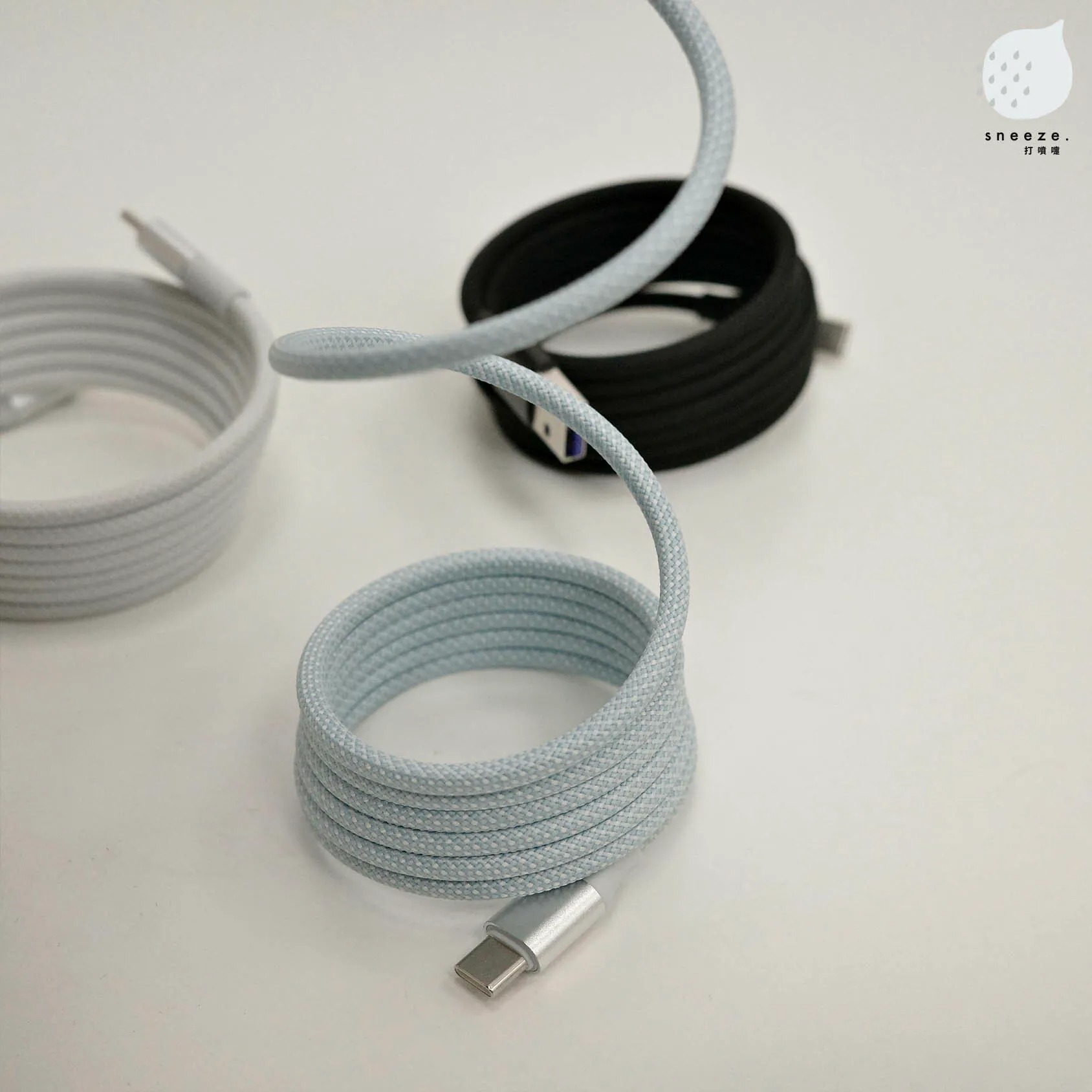 收納自如的磁吸充電線