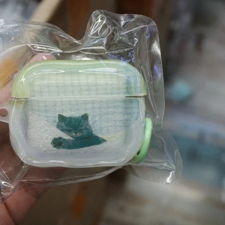 可愛到不行的貓咪睡覺AirPods保護套