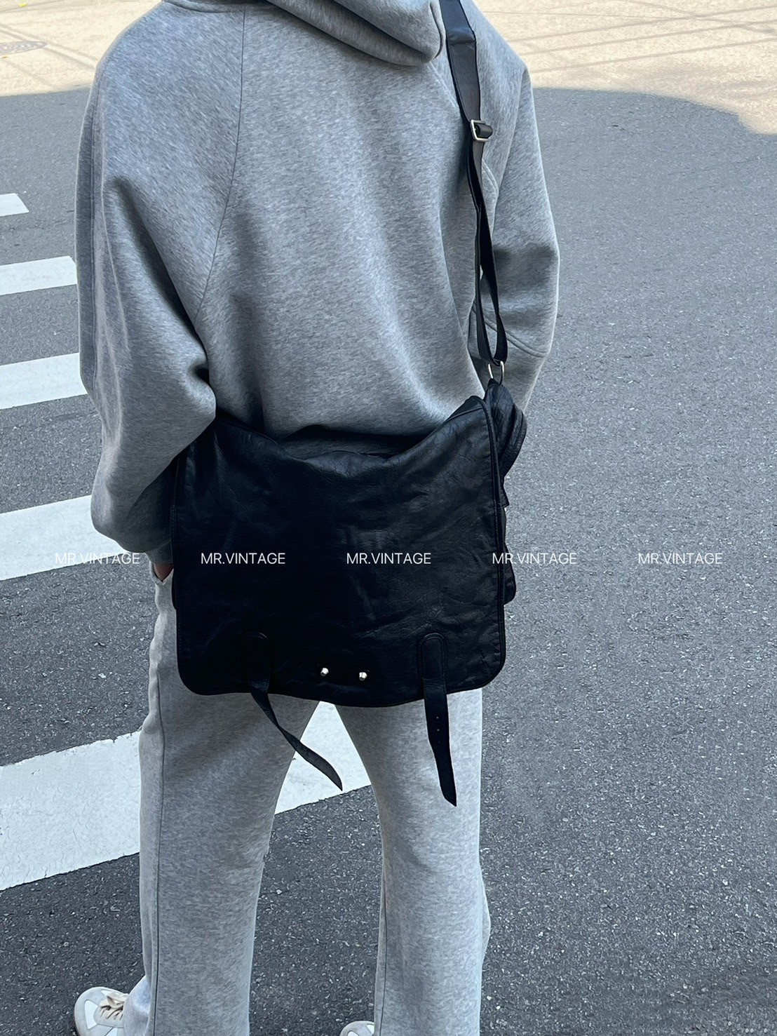 Balenciaga斜肩包