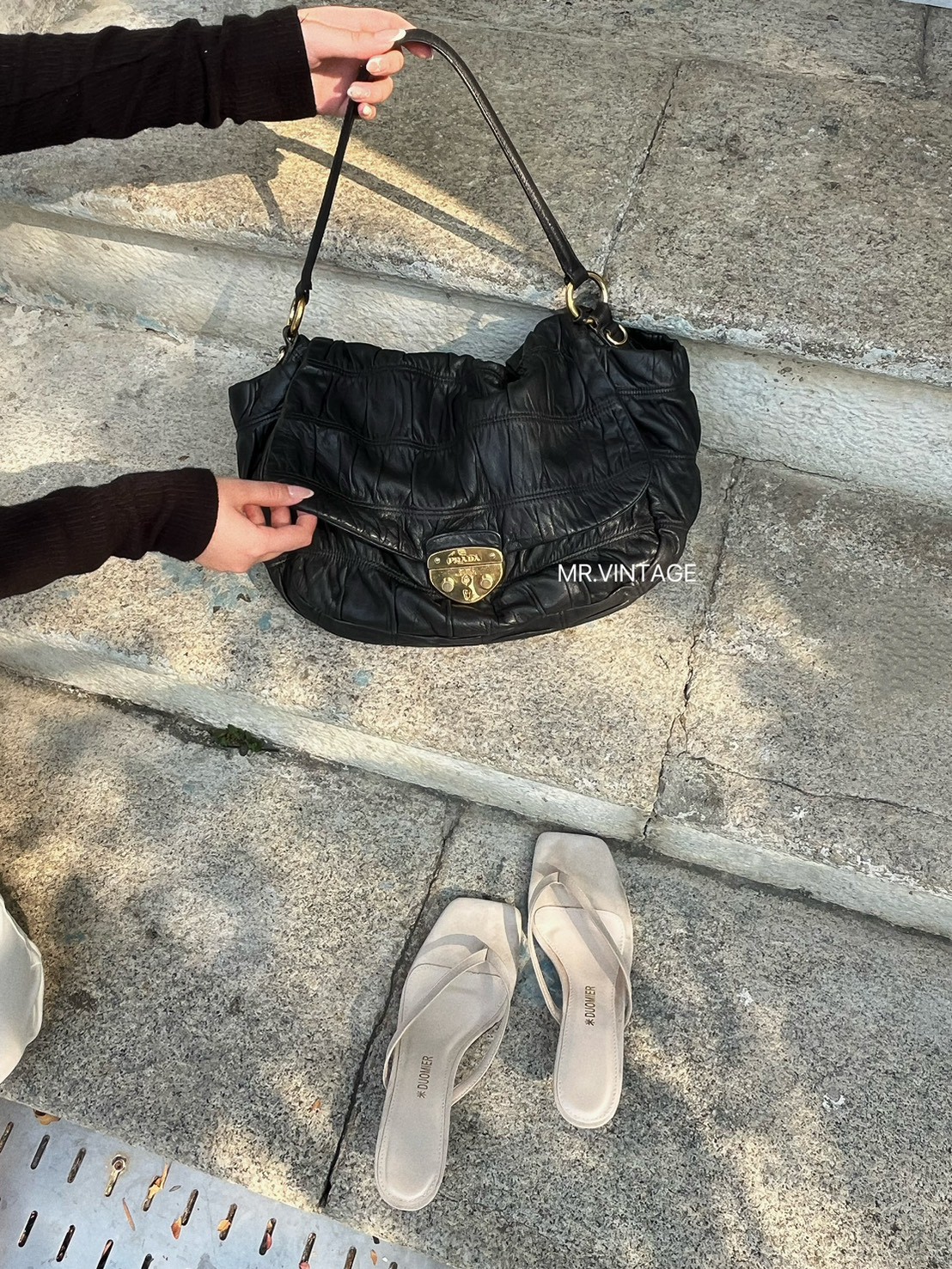 Prada羊皮肩背包