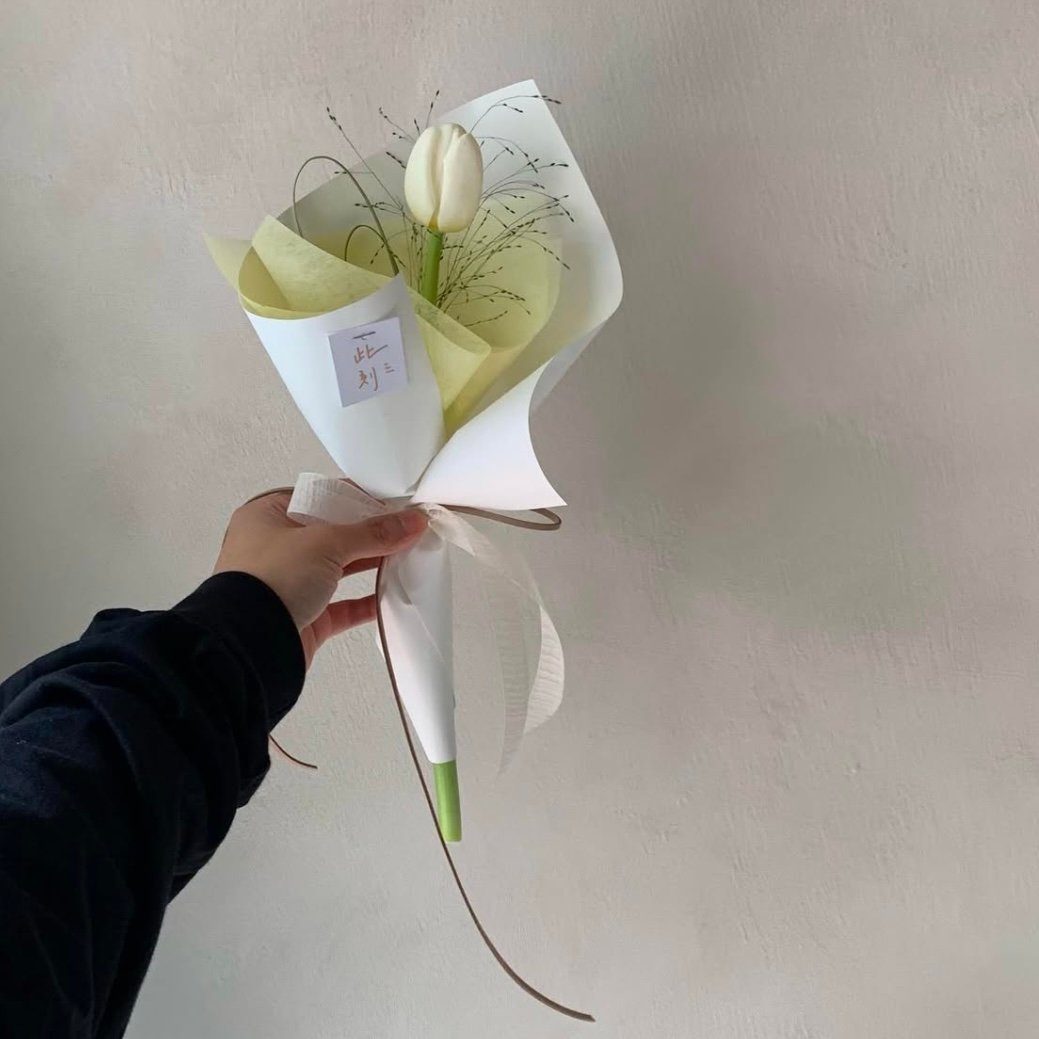 單支白色鬱金香葉材花束