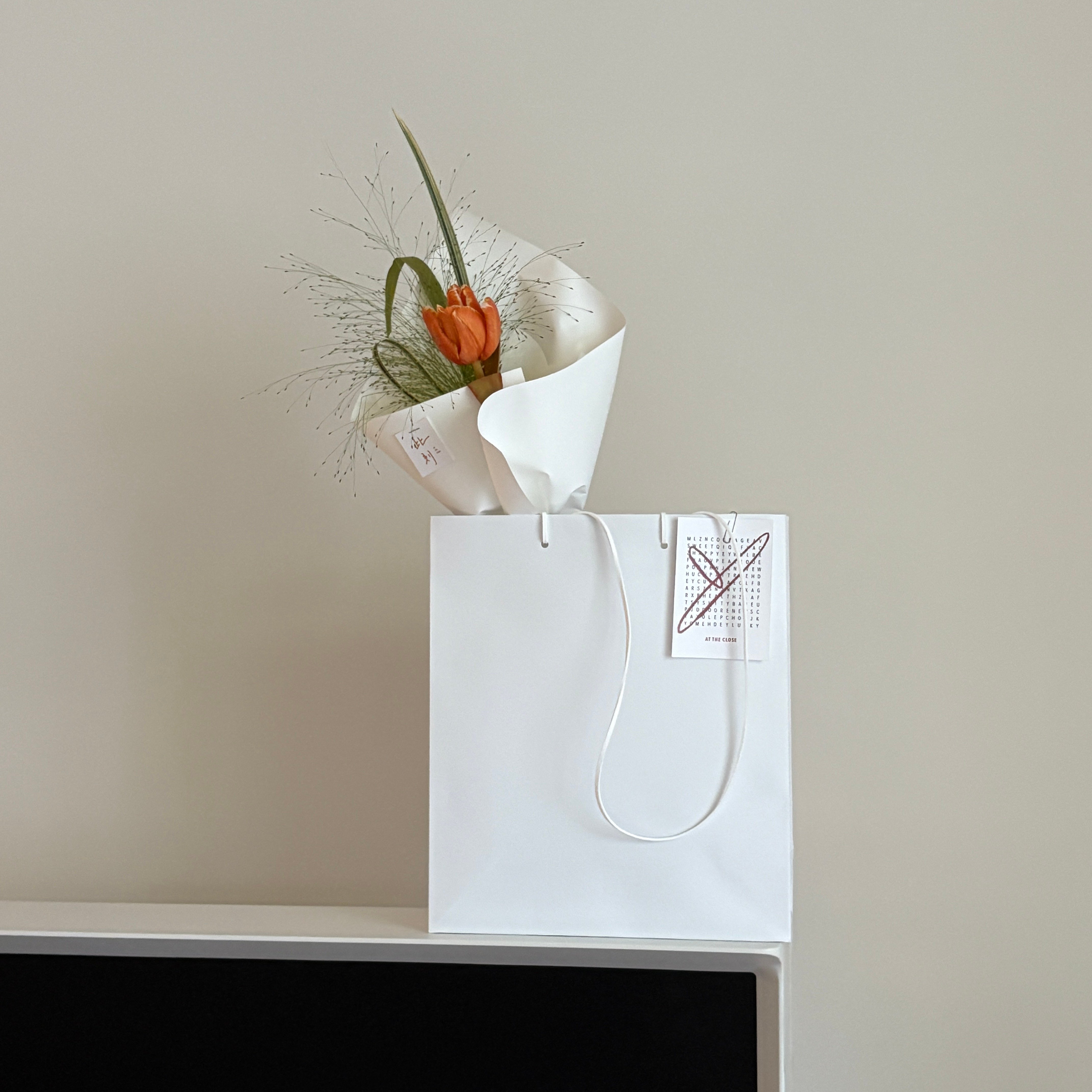 單支染焦糖鬱金香葉材花束