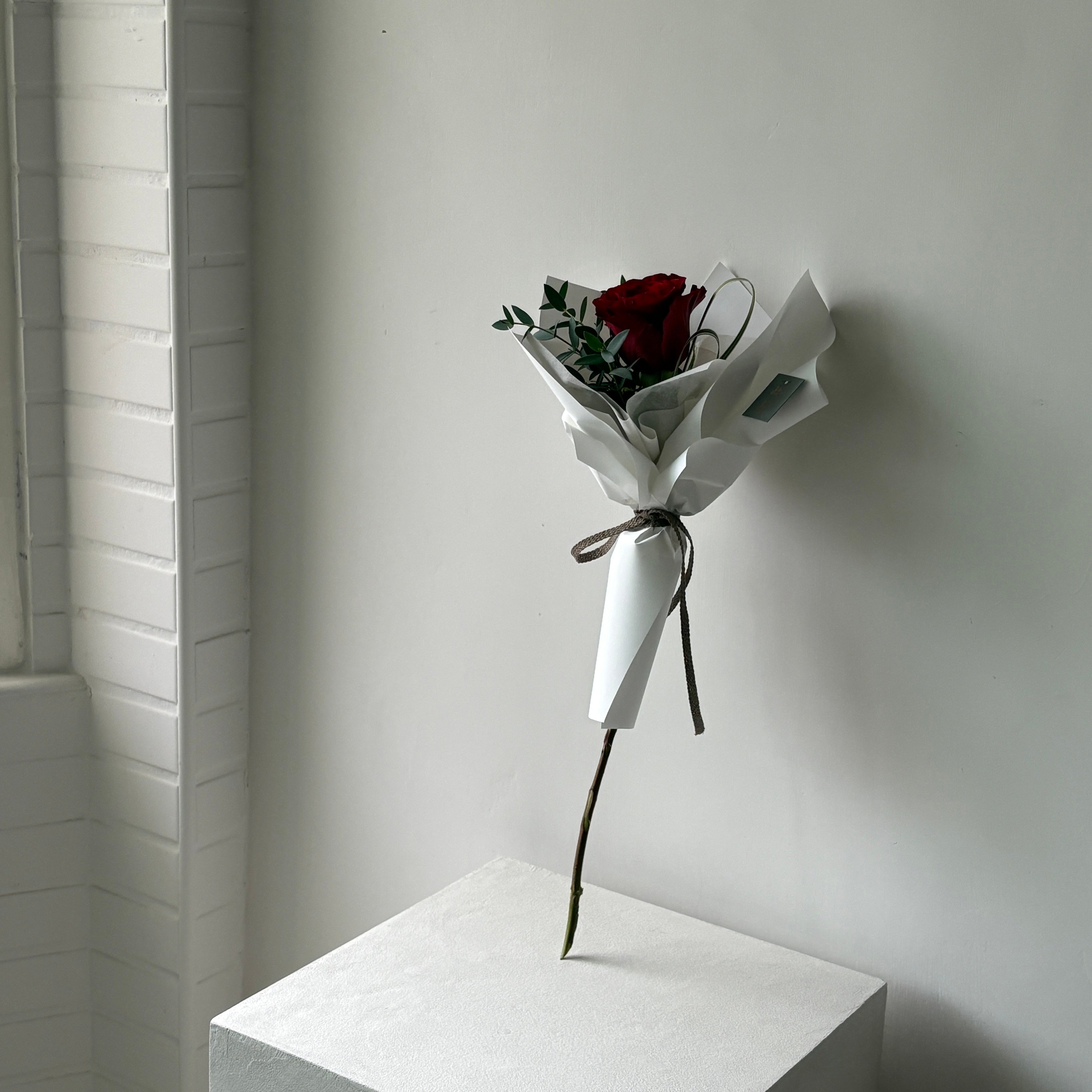 單支紅玫瑰葉材花束