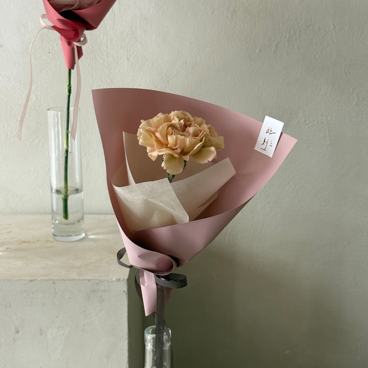 單支康乃馨花束- 奶茶