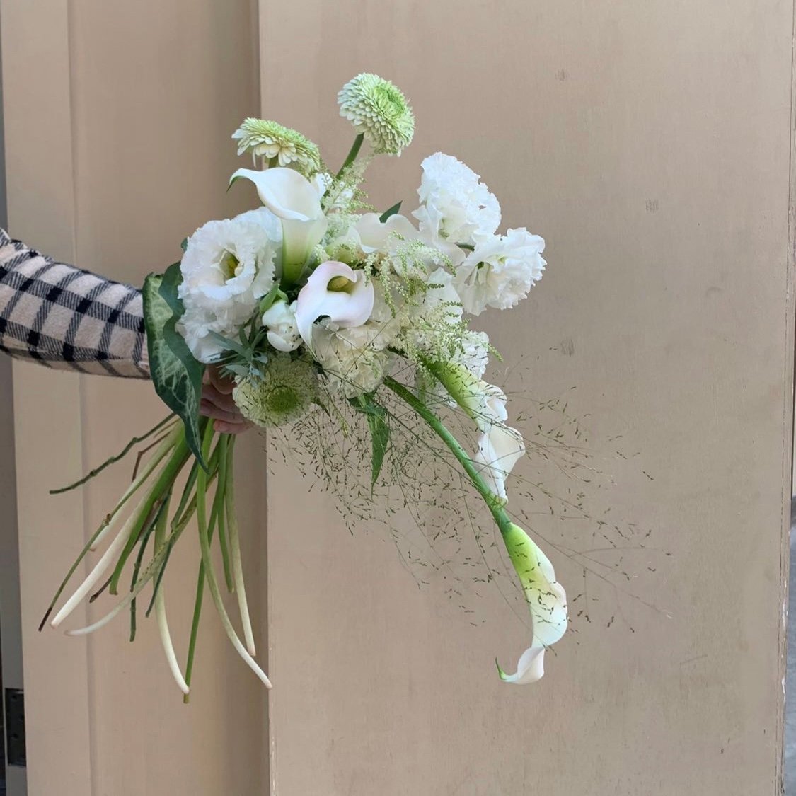 手臂式捧花 - 白綠色系