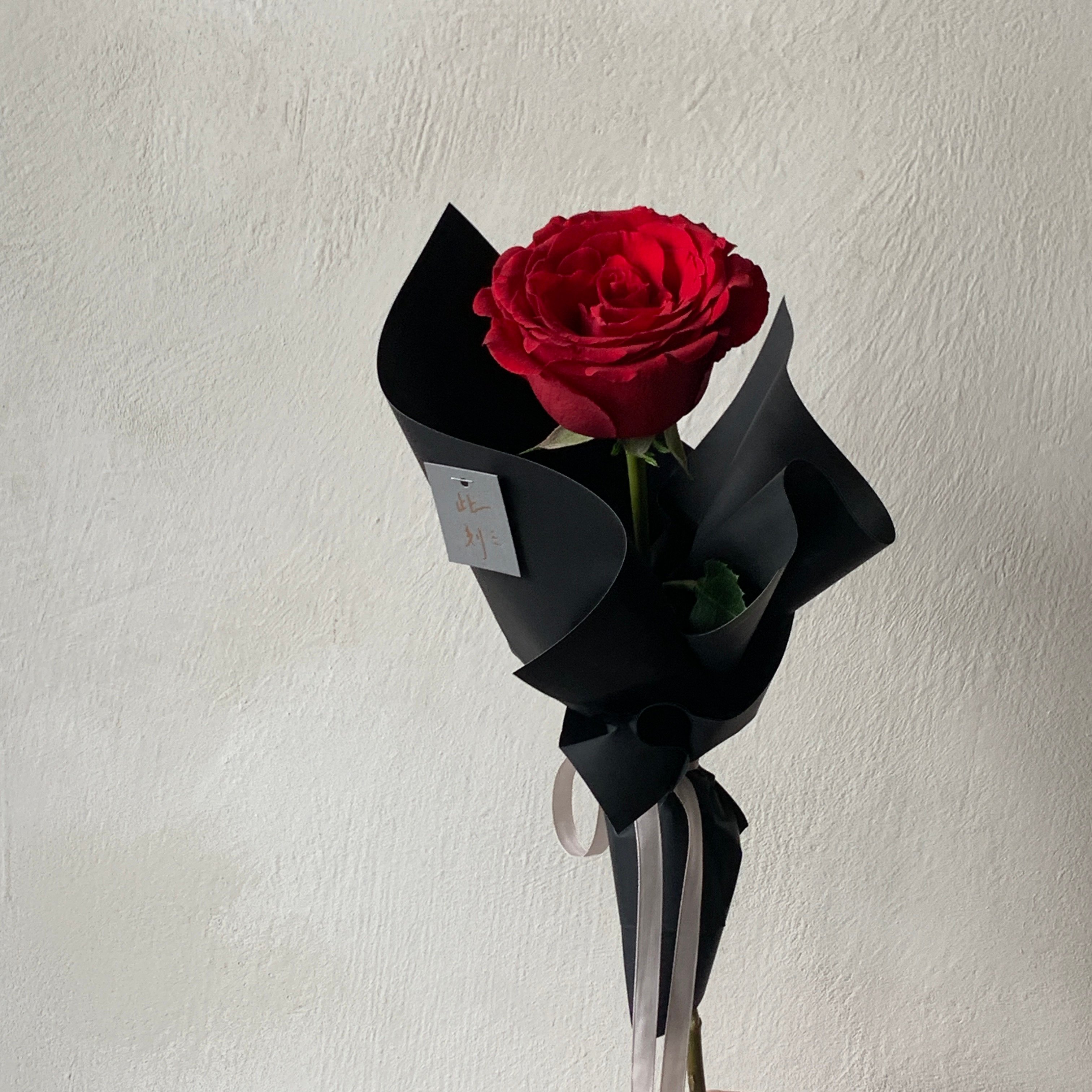 單支紅玫瑰花束-黑色包裝