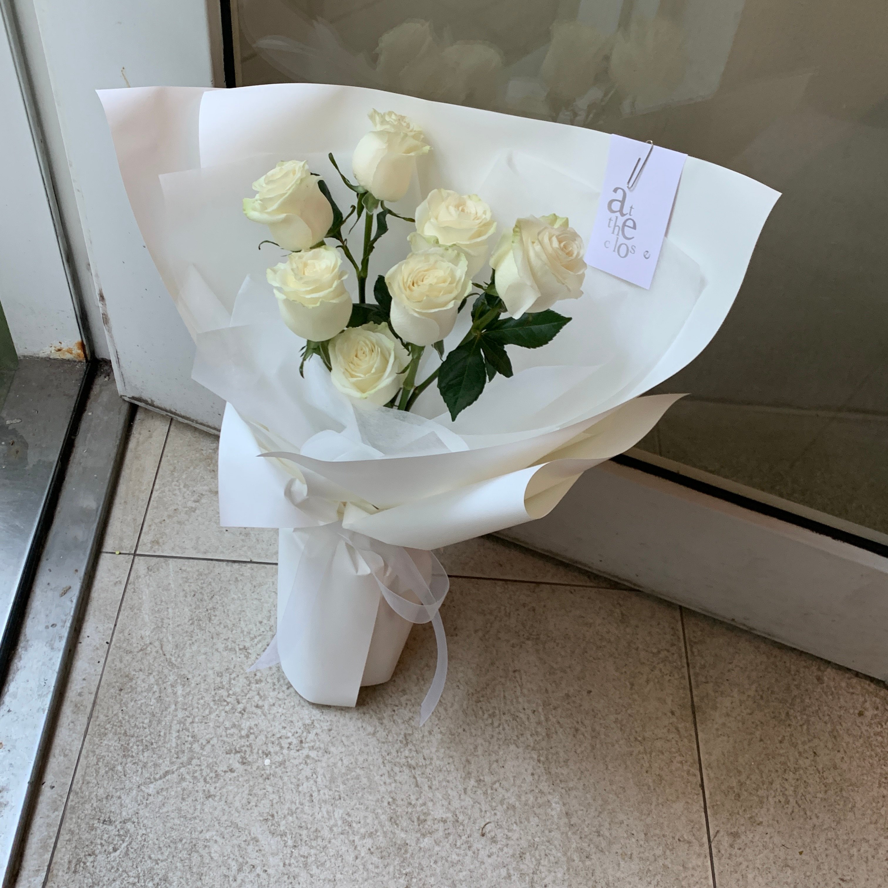 7 支白色玫瑰花束