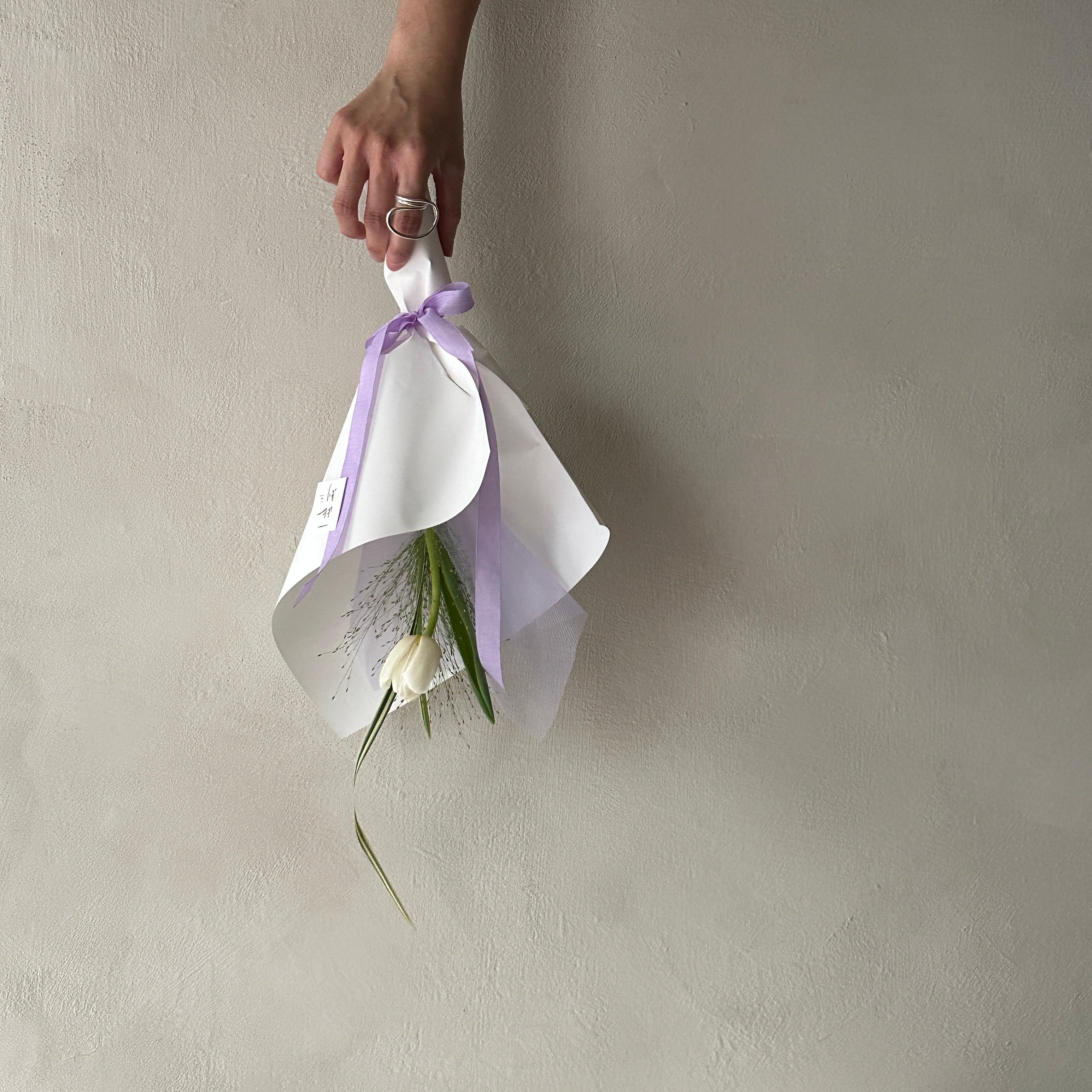 單支白色鬱金香花束