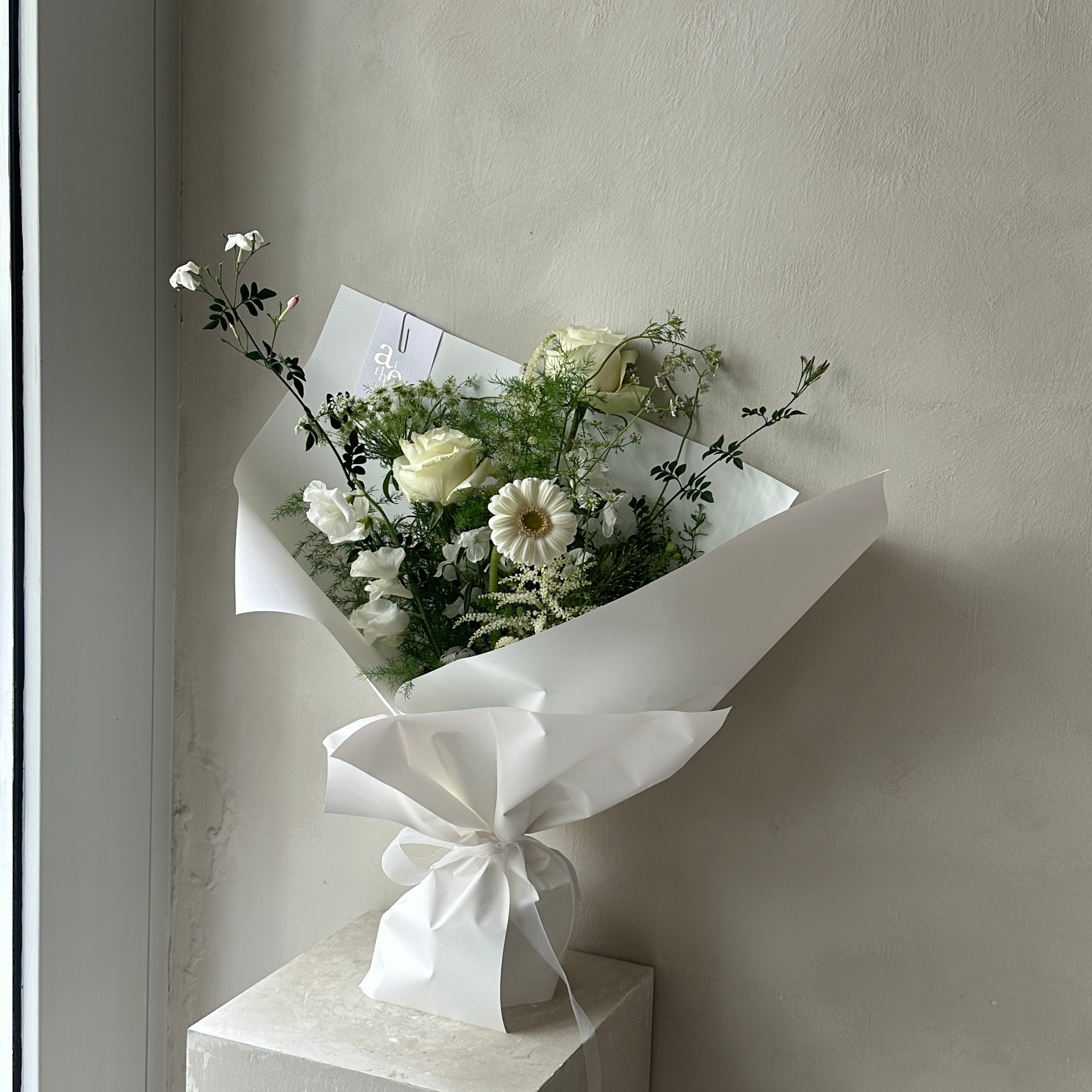 白綠色系花材混合花束-立體包裝