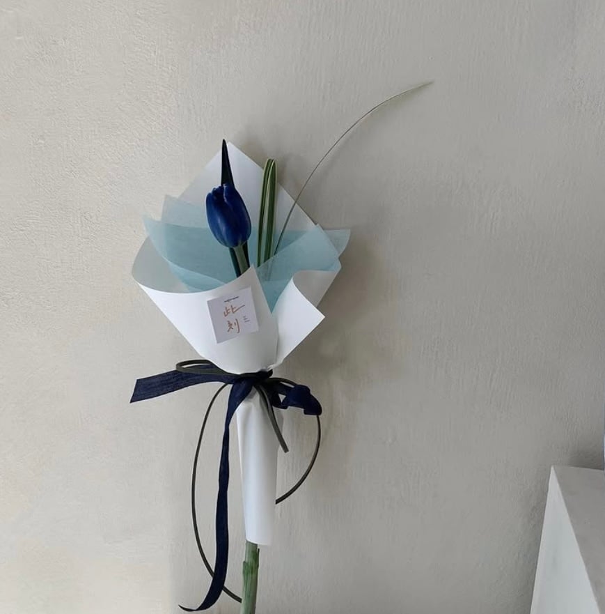 單支染藍鬱金香花束