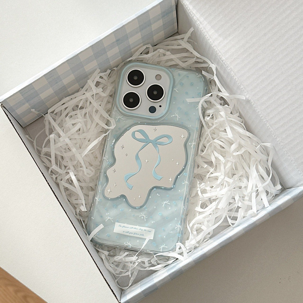 𝟐𝑫𝑨𝒀𝑺.𝒍𝒂𝒃｜透藍鏡面蝴蝶結 iPhone 11–17 系列