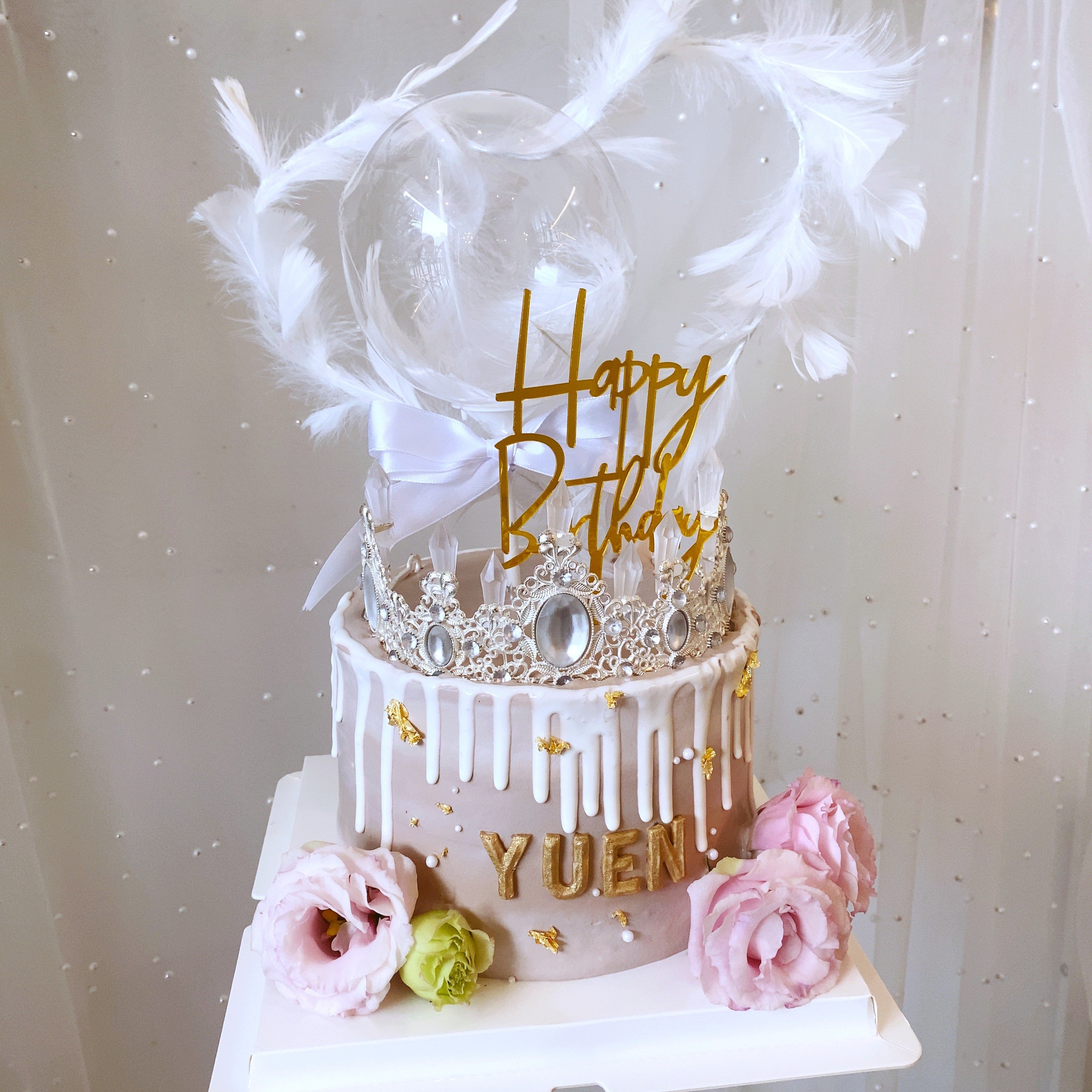 A008奶茶色皇冠鮮花蛋糕