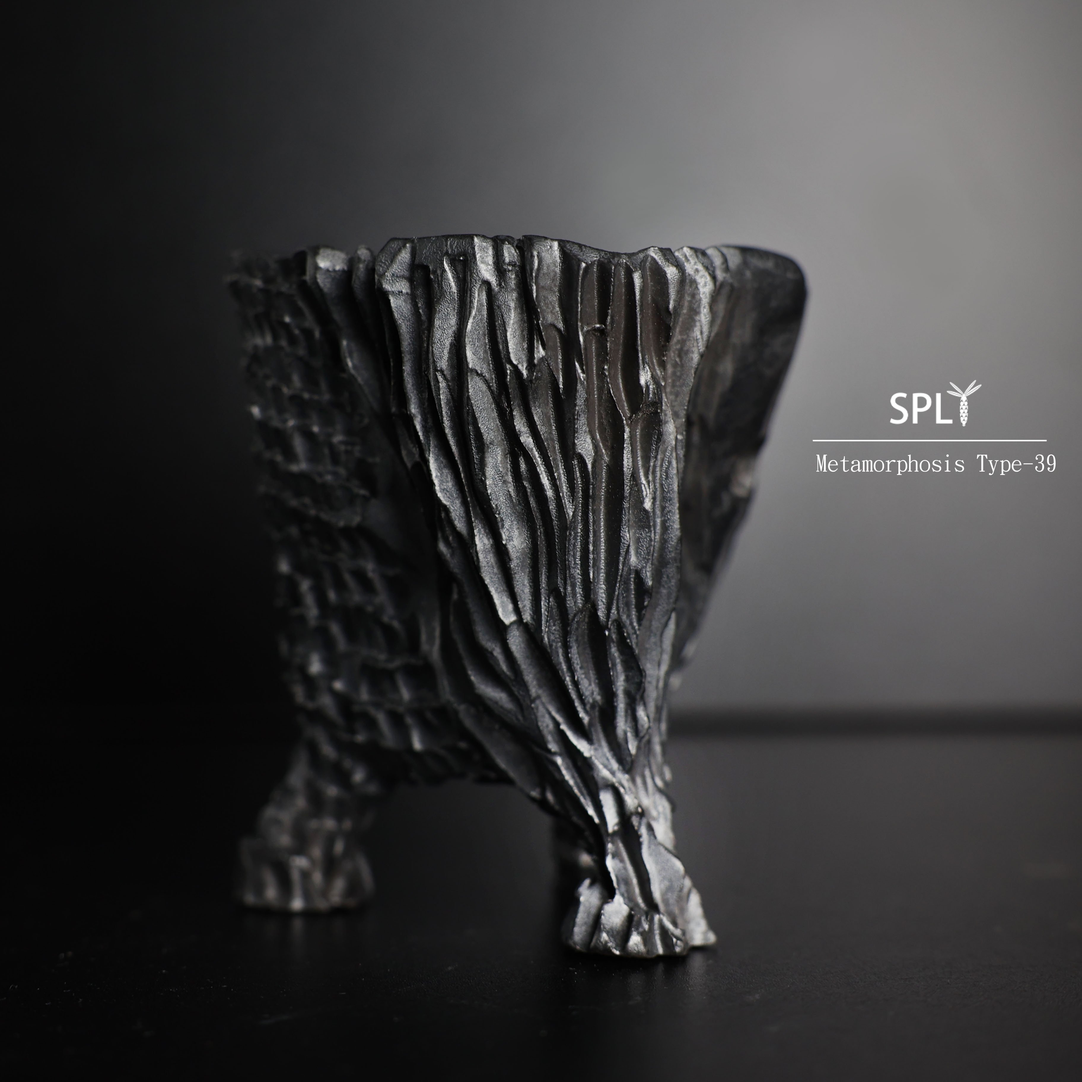 SPLT Metamorphosis-Type 42 多紋理刻紋 墨岩釉 手作柴燒 三腳 盆器 陶藝 龍舌蘭 塊根 多肉