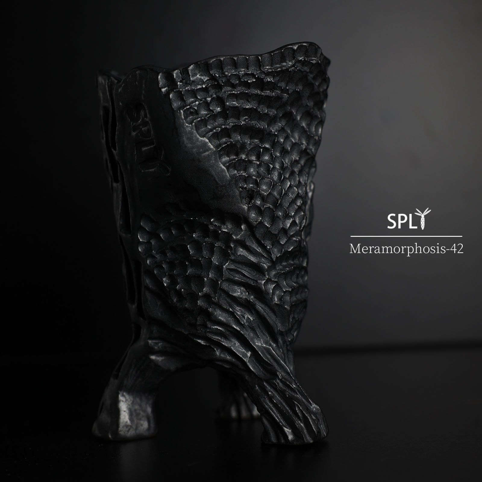 SPLT Metamorphosis-Type 42 多紋理刻紋 墨岩釉 手作柴燒 三腳 盆器 陶藝 塊根 多肉