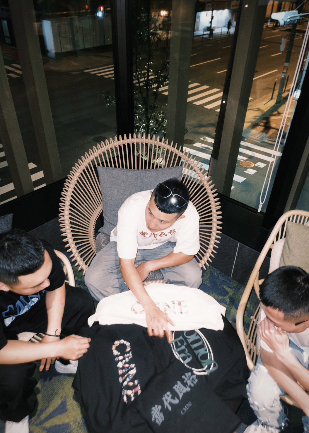 延續我們對布料、工藝與剪裁的堅持，Comon Era 結合街頭語彙、亞洲文化與極簡設計，打造出既貼近日常又獨具美學思考的當代服飾。