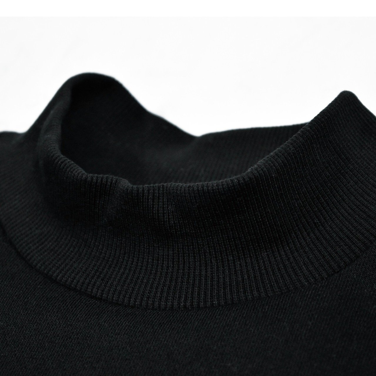 ”WAVE STICKER SERIES“ TURTLENECK SWEATER(黑)