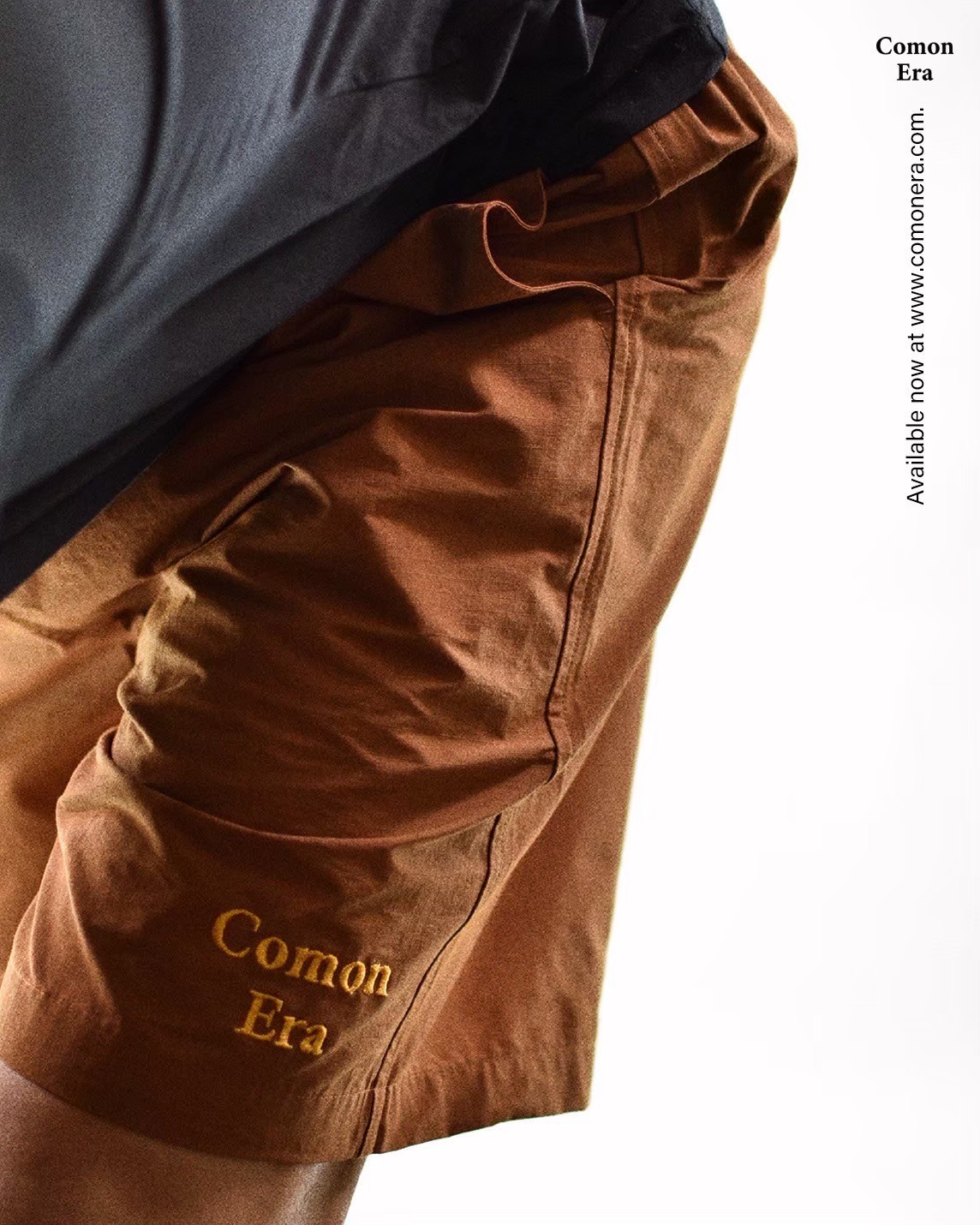 乾淨版型，無多餘設計，留下的，是品牌語言與機能實力。 機能不是為了戶外而設計，而是為了現代生活。  選用抗撕裂Ripstop風衣面料，輕盈卻堅韌，具備防潑水與速乾特性， 適合城市、海邊、日常移動場景。