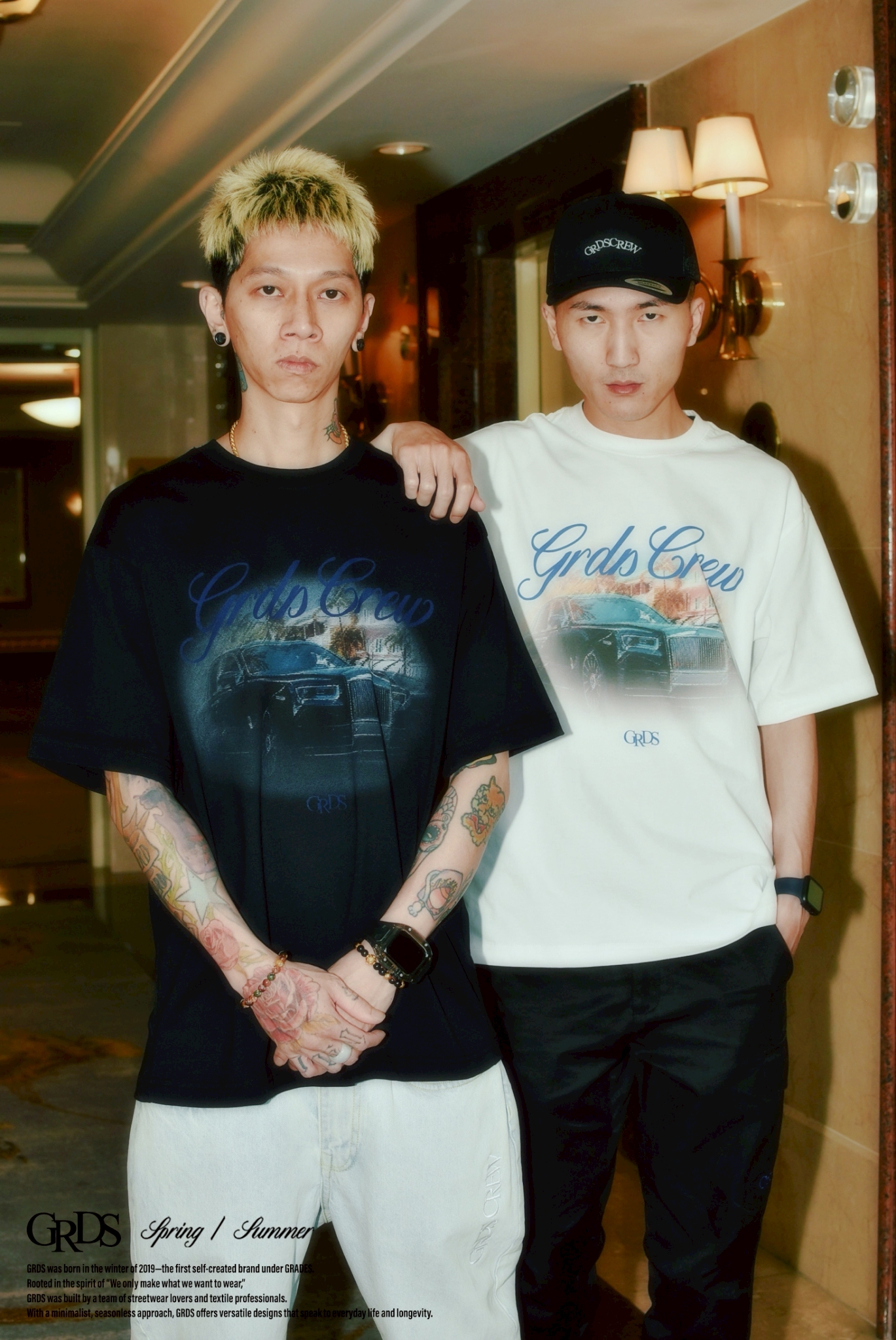 豪車(勝利女神)  靈感源於經典美式圖像T架構， 畫面以 R-R 作為主體，不只是汽車，而是一種動靜之間的精神象徵。 勝利女神（Spirit of Ecstasy）立於車首，光影像靜止的風， 代表著自