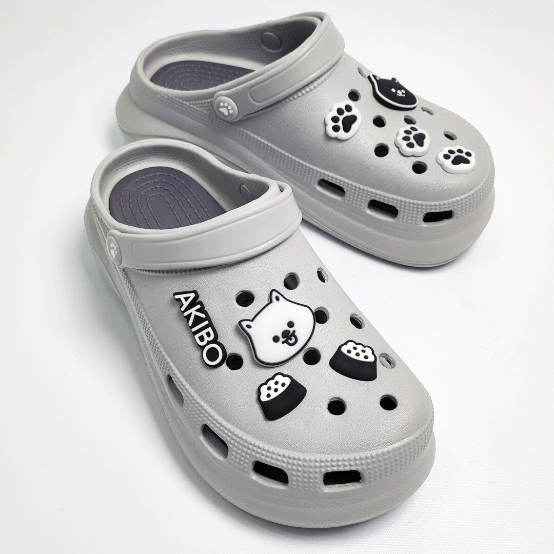 【買1送1】AKIBO厚底洞洞鞋-質感灰(女款、6公分厚底增高、寬楦、輕量、兩穿、防水) / 內附AKIBO品牌鞋扣1個。現在買再送鞋扣組(不挑款)