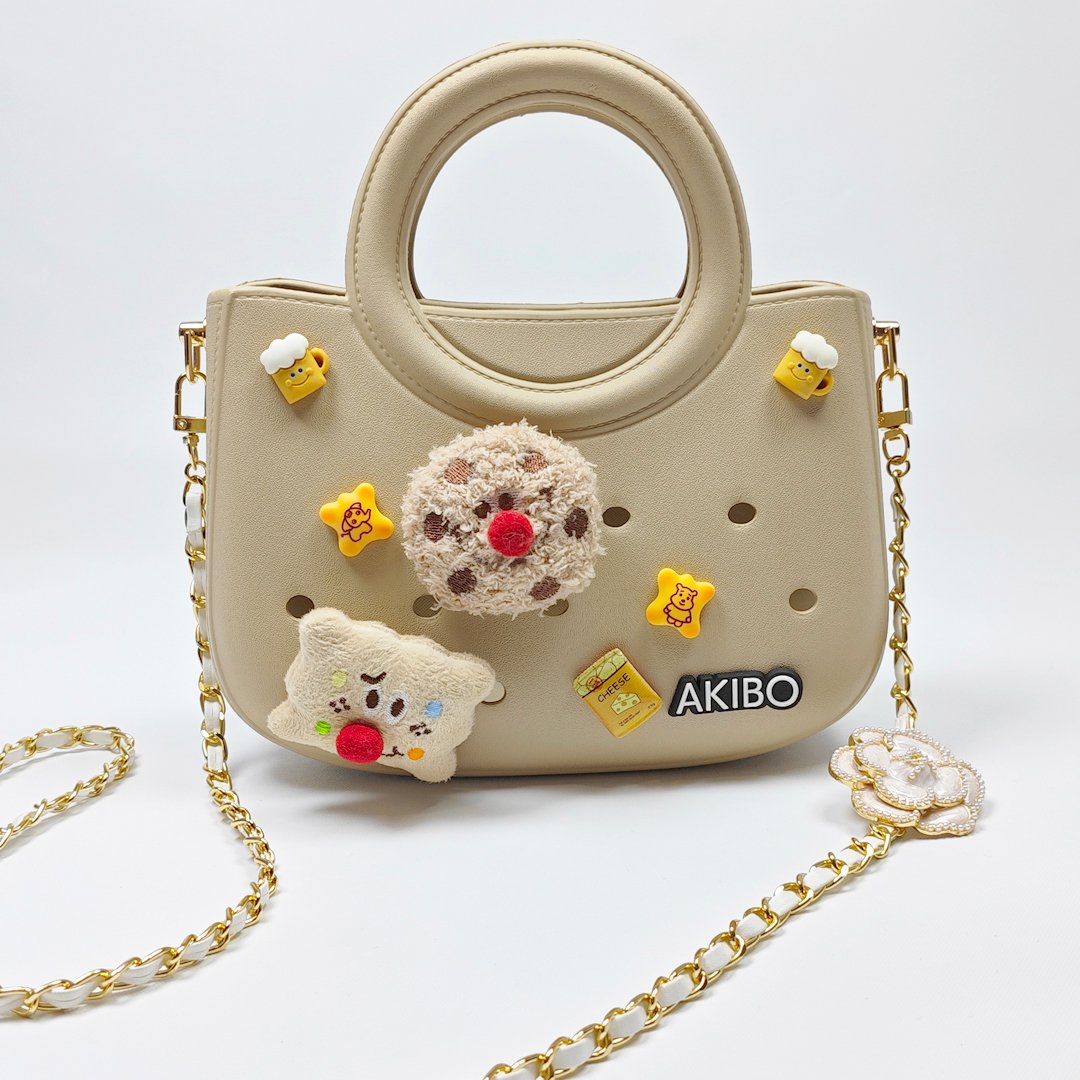 【買1送1】AKIBO滿月包-奶油白/皮革花漾背帶(肩背手提洞洞包。中性款、輕量、防水) / 內附AKIBO品牌鞋扣1個。現在買再送鞋扣組(不挑款)