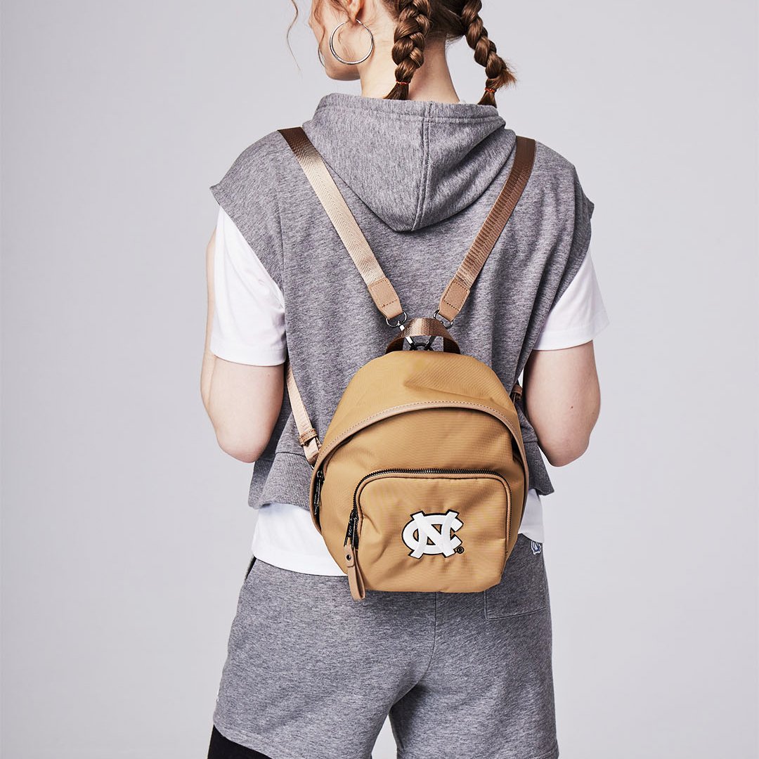 NCAA北卡羅來納大學UNC經典Logo小後背包-卡其