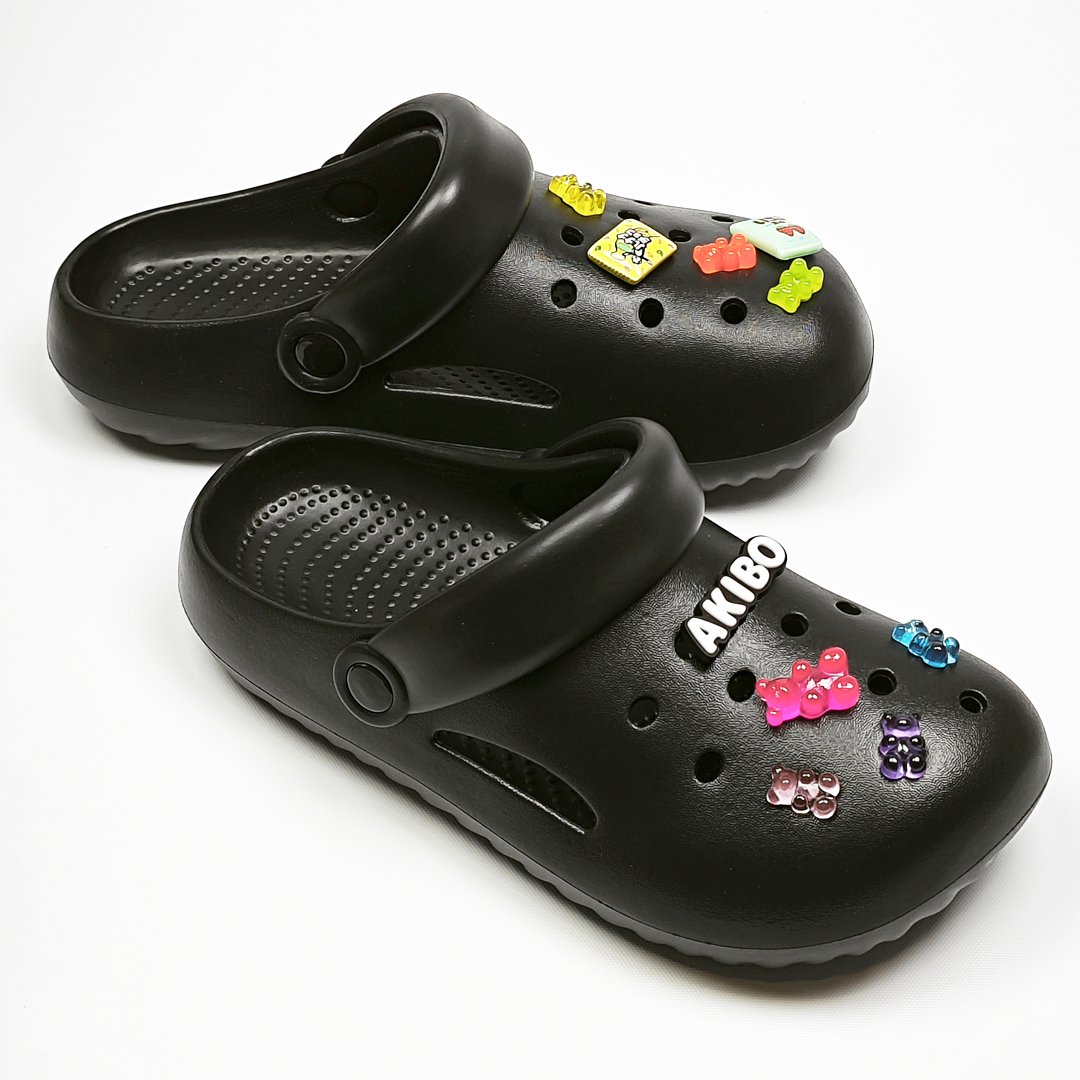 【買1送1】AKIBO泡芙洞洞鞋-經典黑(女款、雲朵感、輕量、兩穿、防水) / 內附AKIBO品牌鞋扣1個。現在買再送鞋扣組(不挑款)