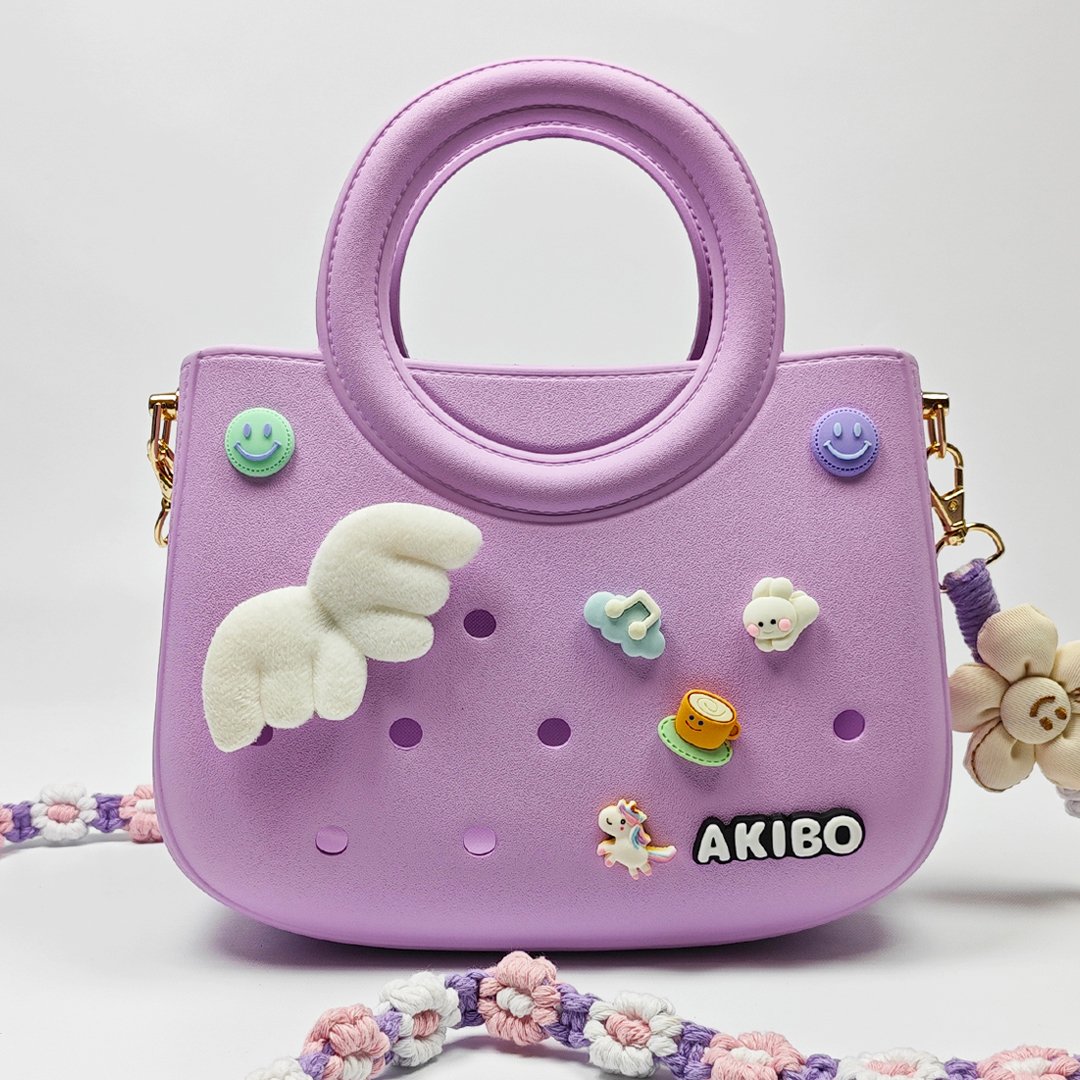 【買1送1】AKIBO滿月包-薰衣紫/手工編織花朵背帶 (肩背手提洞洞包。中性款、輕量、防水) / 內附AKIBO品牌鞋扣1個。現在買再送鞋扣組(不挑款)