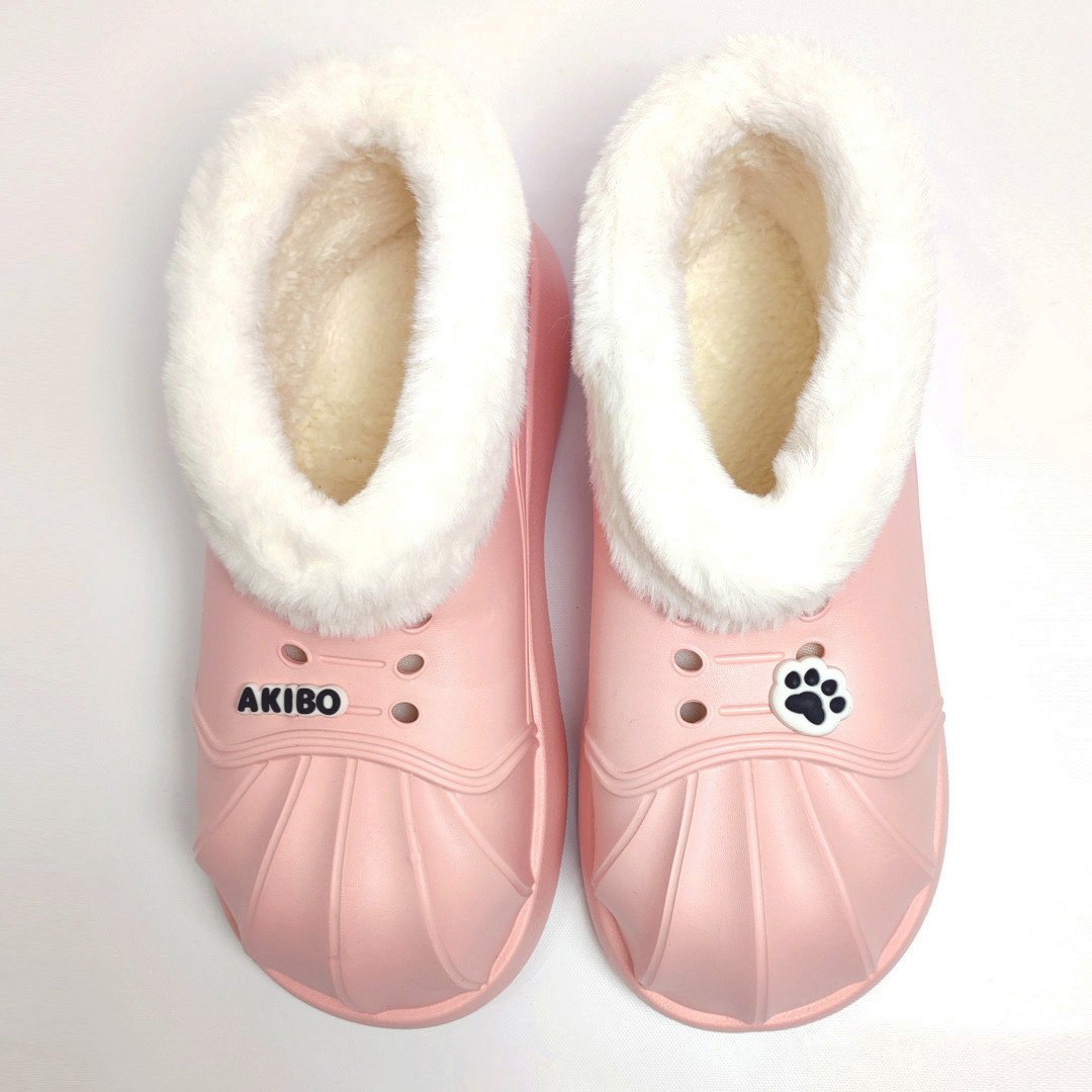 【買1送1】AKIBO毛毛洞洞短靴-櫻花粉(女款、4公分厚底增高、雲朵感、輕量、保暖) / 內附AKIBO品牌鞋扣2個。現在買再送鞋扣組(不挑款)