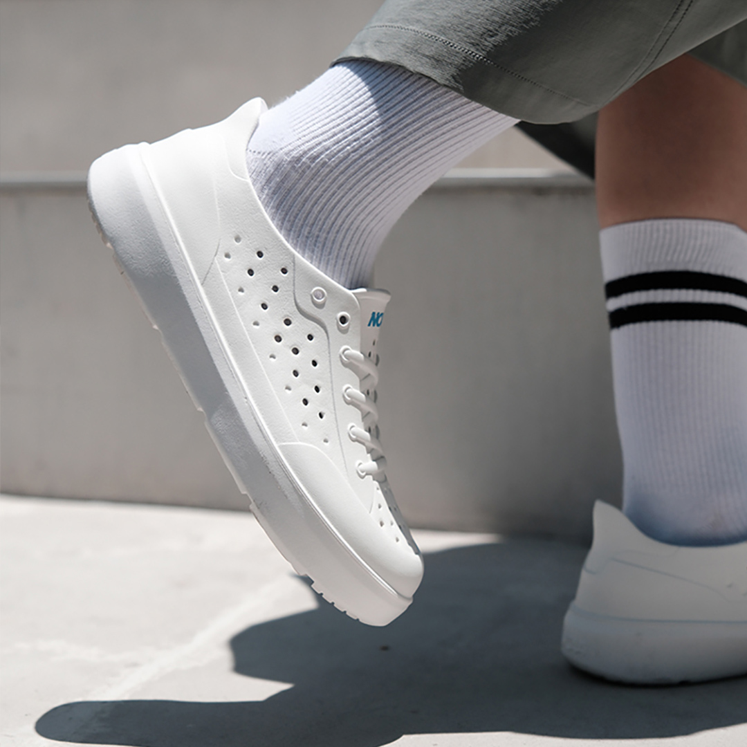 【買1送1】NCAA防水休閒鞋(洞洞鞋)-白(中性款、耐走、輕量、防水)。現在買再送鞋扣組(不挑款)