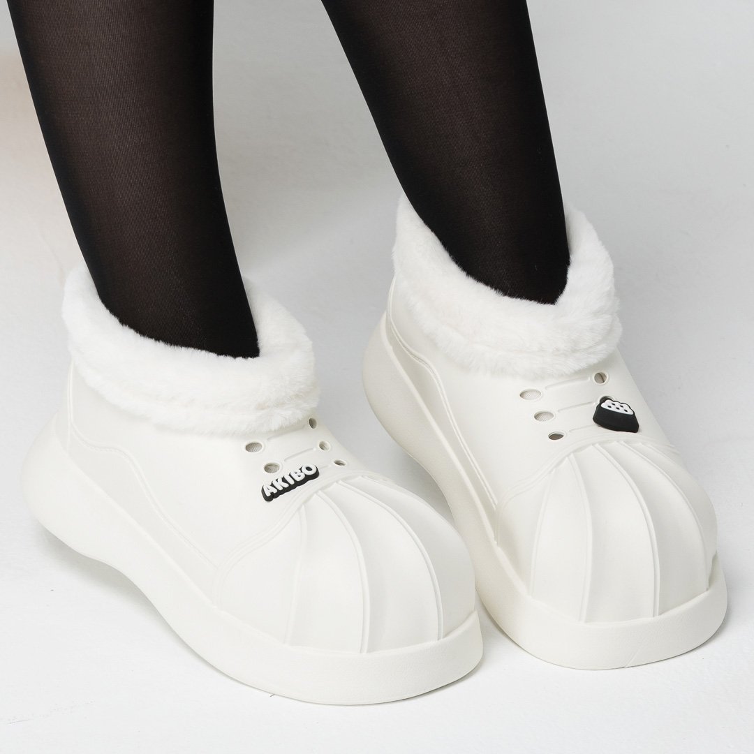 【買1送1】AKIBO毛毛洞洞短靴-牛奶白(女款、4公分厚底增高、雲朵感、輕量、保暖) / 內附AKIBO品牌鞋扣2個。現在買再送鞋扣組(不挑款)
