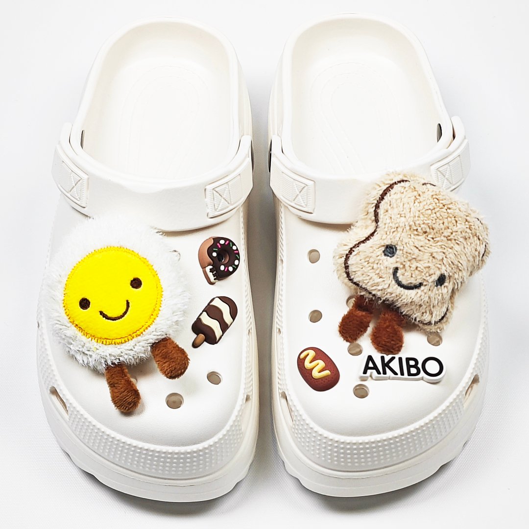 【買1送1】AKIBO餅乾洞洞鞋(二代)-牛奶白(中性款、輕量、耐走、兩穿、防水) / 內附AKIBO品牌鞋扣1個。現在買再送鞋扣組(不挑款)