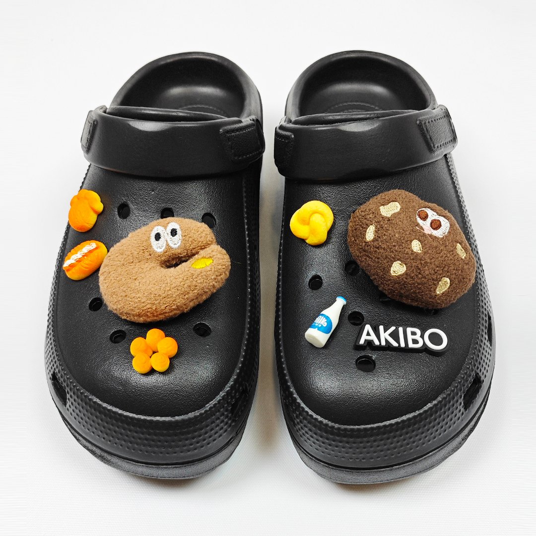 【買1送1】AKIBO餅乾洞洞鞋-經典黑(中性款、寬楦、輕量、耐走、兩穿、防水) / 內附AKIBO品牌鞋扣1個。現在買再送鞋扣組(不挑款)