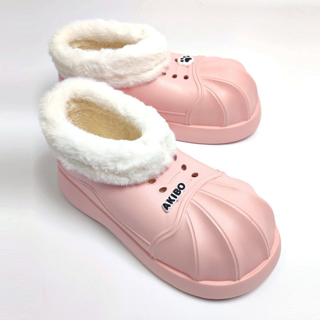 【買1送1】AKIBO毛毛洞洞短靴-櫻花粉(女款、4公分厚底增高、雲朵感、輕量、保暖) / 內附AKIBO品牌鞋扣2個。現在買再送鞋扣組(不挑款)