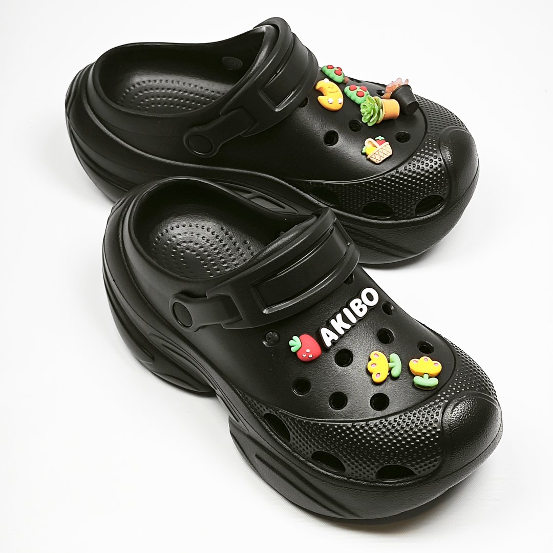 【買1送1】AKIBO搖滾老爹洞洞鞋-經典黑(女款、6公分厚底增高、輕量、兩穿、防水) / 內附AKIBO品牌鞋扣1個。現在買再送鞋扣組(不挑款)