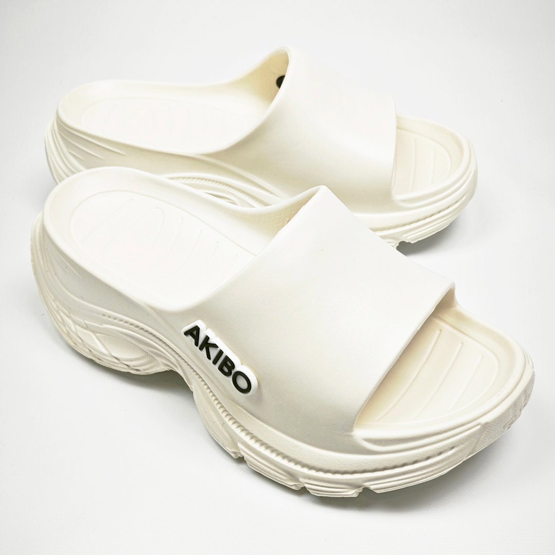 【買1送1】AKIBO韓系動感厚底涼鞋-牛奶白(女款、5公分厚底增高、輕量、防水) / 內附AKIBO品牌鞋扣1個。現在買再送鞋扣組(不挑款)
