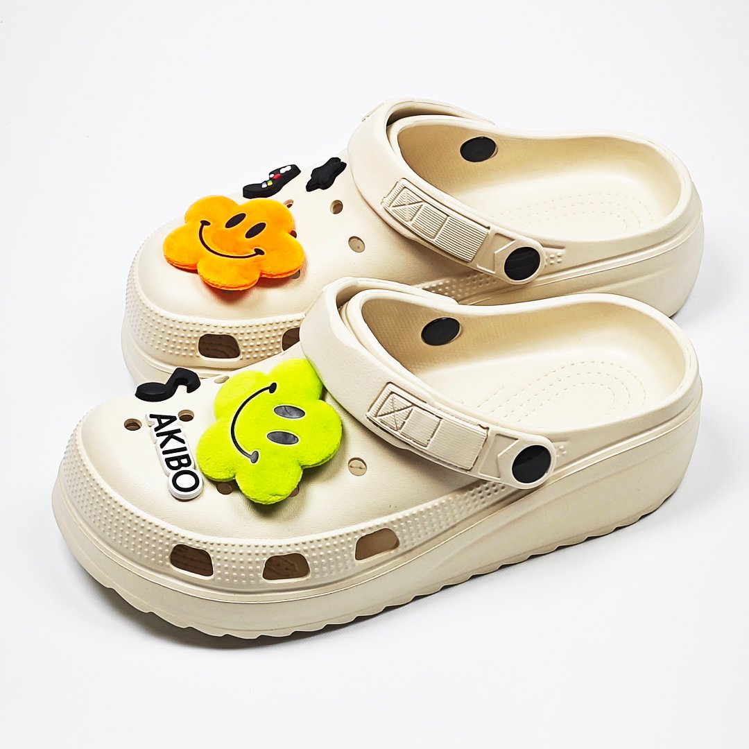 【買1送1】AKIBO餅乾洞洞鞋(二代)-奶油白(中性款、輕量、耐走、兩穿、防水) / 內附AKIBO品牌鞋扣1個。現在買再送鞋扣組(不挑款)