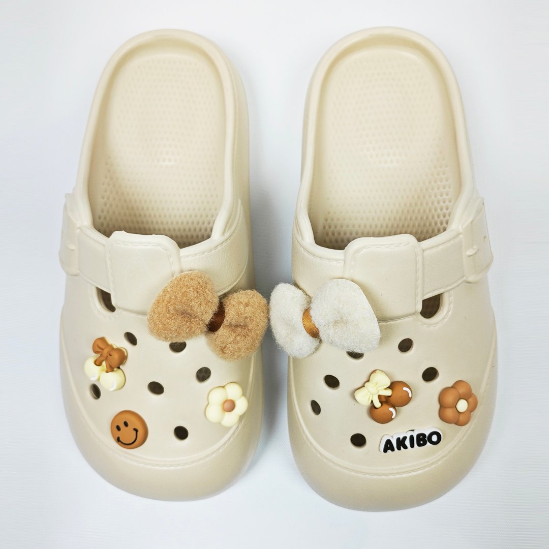 【買1送1】AKIBO布丁洞洞鞋-奶油白(女款、寬楦、雲朵感、輕量、耐走、防水) / 內附AKIBO品牌鞋扣1個。現在買再送鞋扣組(不挑款)