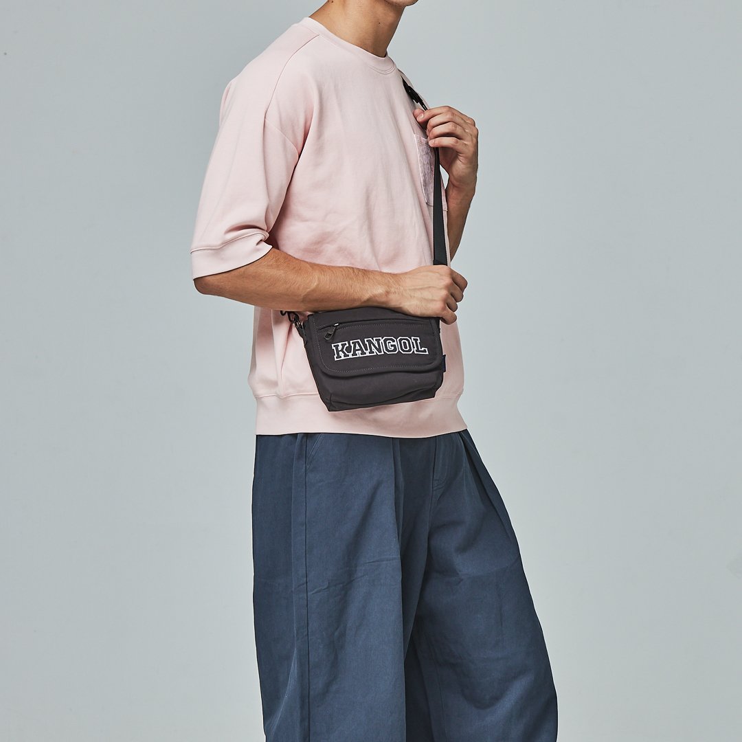 KANGOL袋鼠字母Logo側背包 -黑