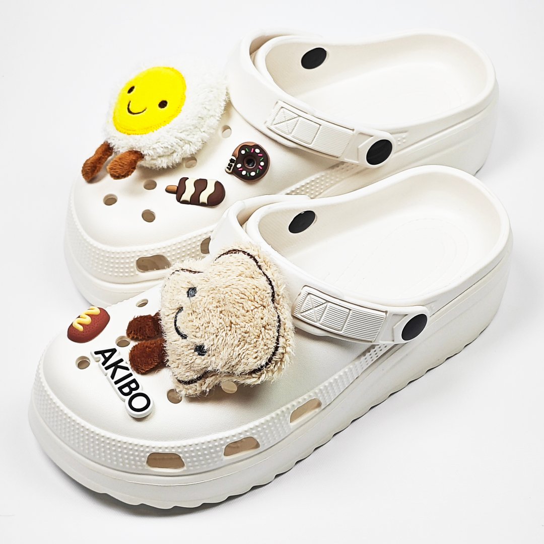 【買1送1】AKIBO餅乾洞洞鞋(二代)-牛奶白(中性款、輕量、耐走、兩穿、防水) / 內附AKIBO品牌鞋扣1個。現在買再送鞋扣組(不挑款)