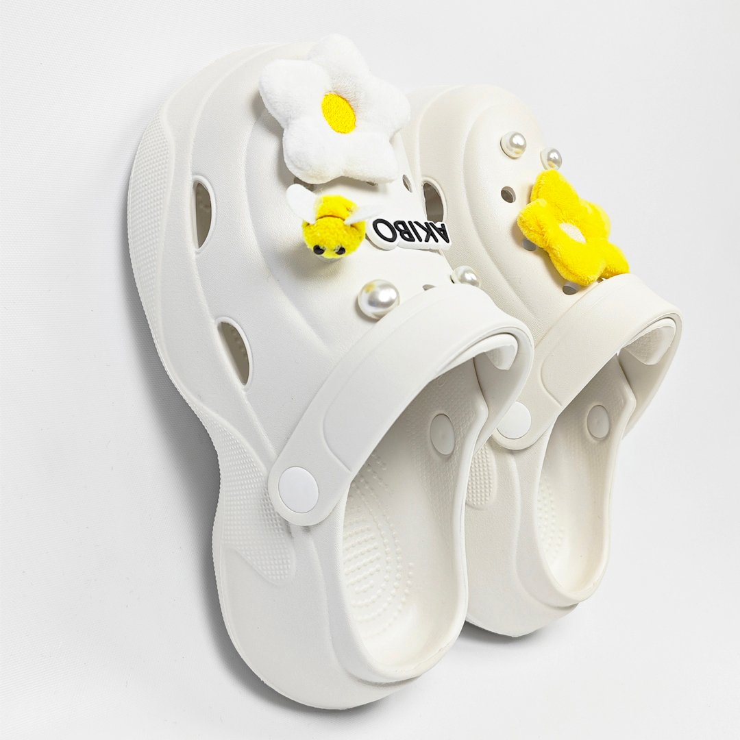 【買1送1】AKIBO波浪厚底洞洞鞋-牛奶白(女款、6公分厚底增高、輕量、兩穿、防水) / 內附AKIBO品牌鞋扣1個。現在買再送鞋扣組(不挑款)