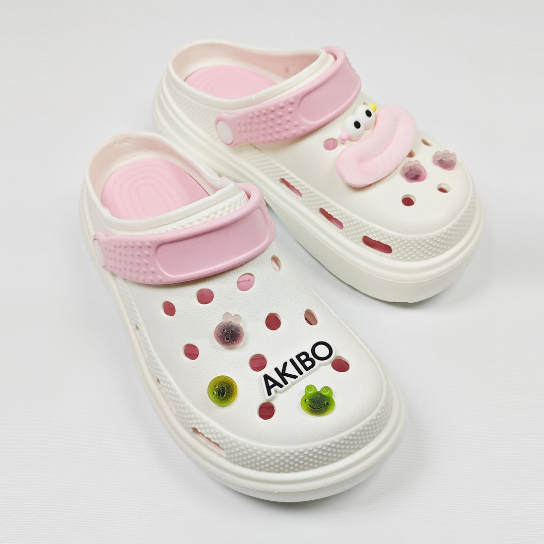 【買1送1】AKIBO點點厚底洞洞鞋-牛奶白(女款、5公分厚底增高、寬楦、雲朵感、輕量、兩穿、防水) / 內附AKIBO品牌鞋扣1個。現在買再送鞋扣組(不挑款)
