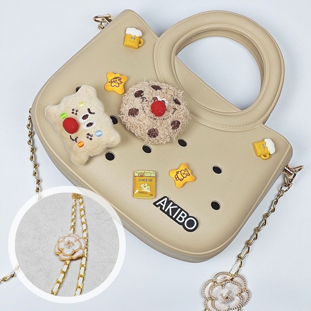 【買1送1】AKIBO滿月包-奶油白/皮革花漾背帶(肩背手提洞洞包。中性款、輕量、防水) / 內附AKIBO品牌鞋扣1個。現在買再送鞋扣組(不挑款)