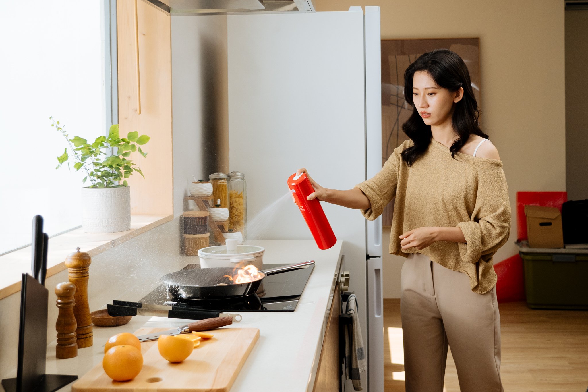 藥劑新升級！時尚滅火器三代 SAVIORE-M⁺，電氣、油鍋、汽油火災一按即噴