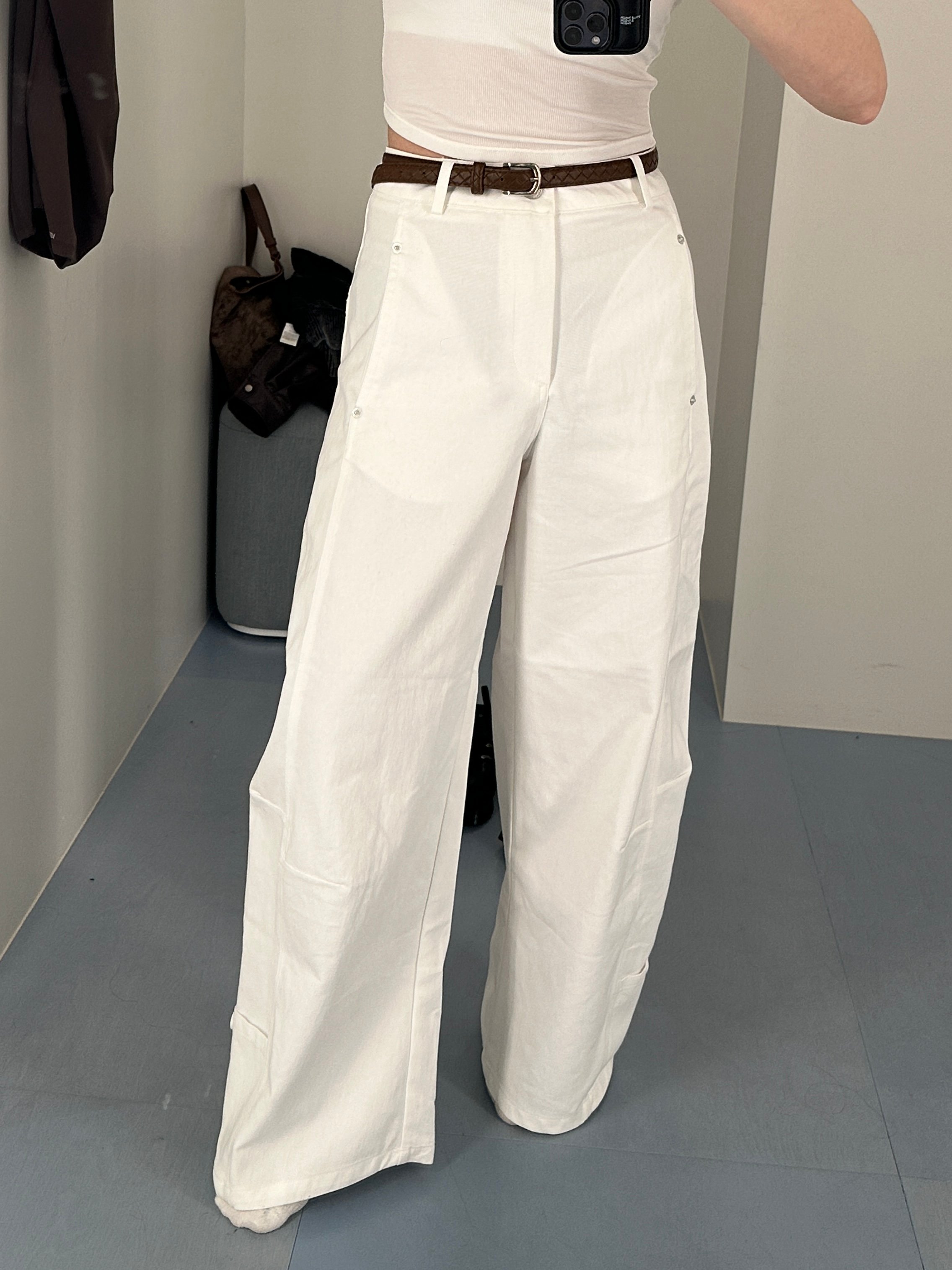 鉚釘設計反摺褲管附腰帶牛仔長褲