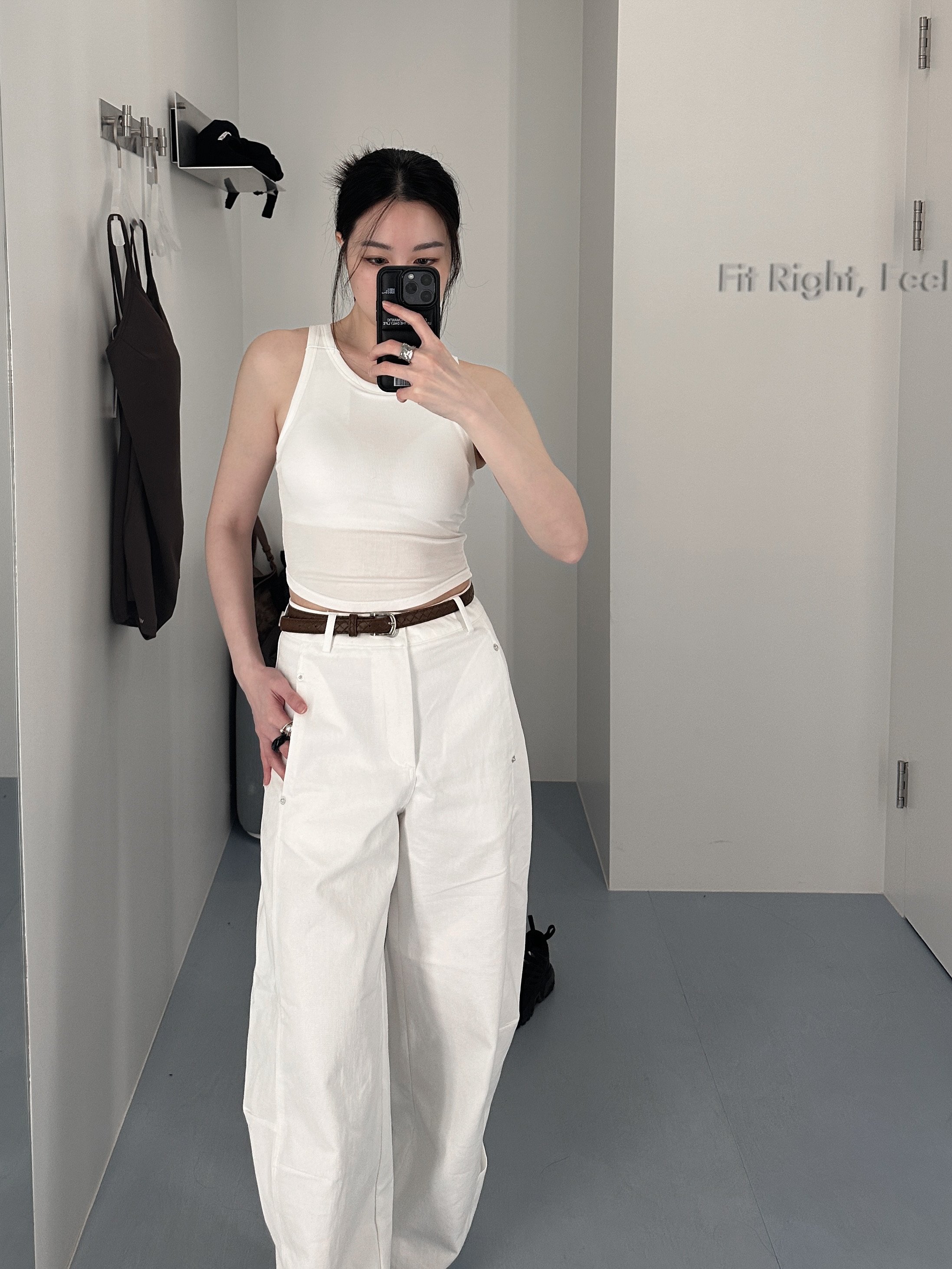 鉚釘設計反摺褲管附腰帶牛仔長褲