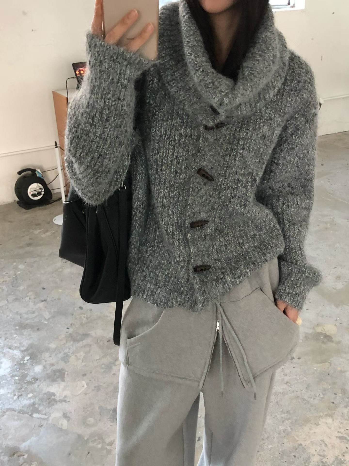 大翻領羊角扣柔軟針織外套