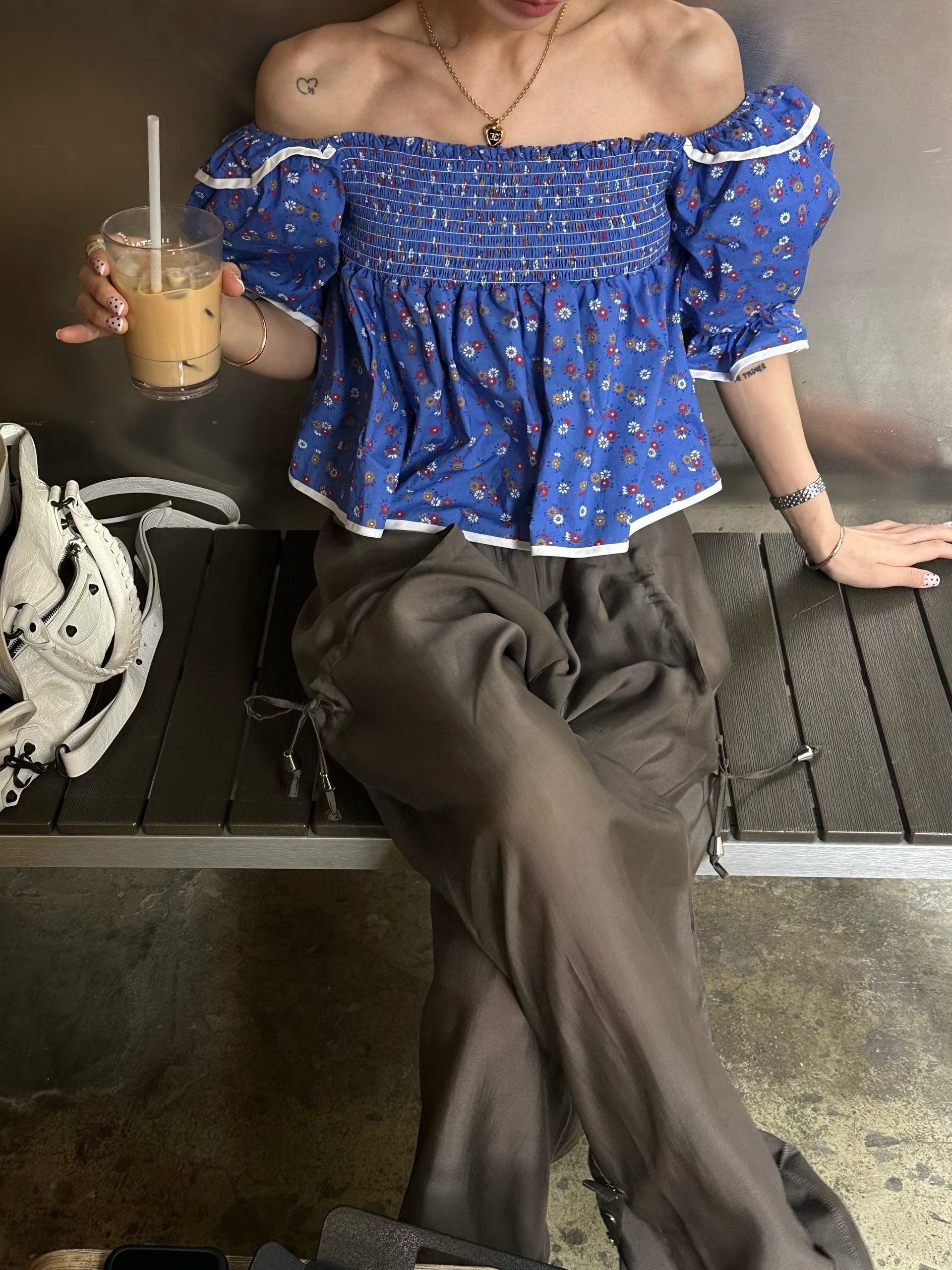 度假小花滾邊澎袖上衣