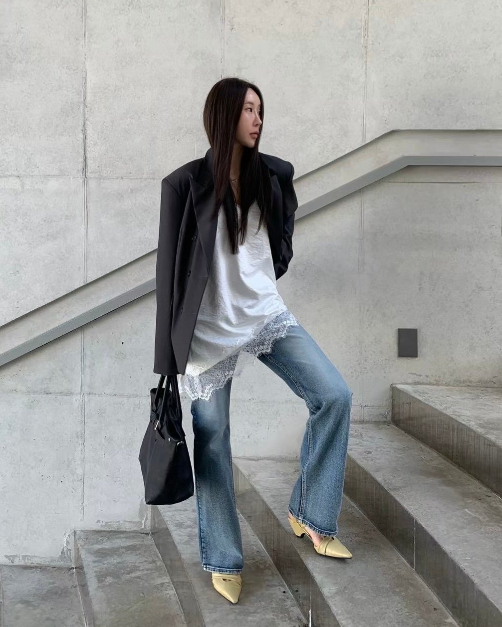 時髦斜下擺蕾絲背心