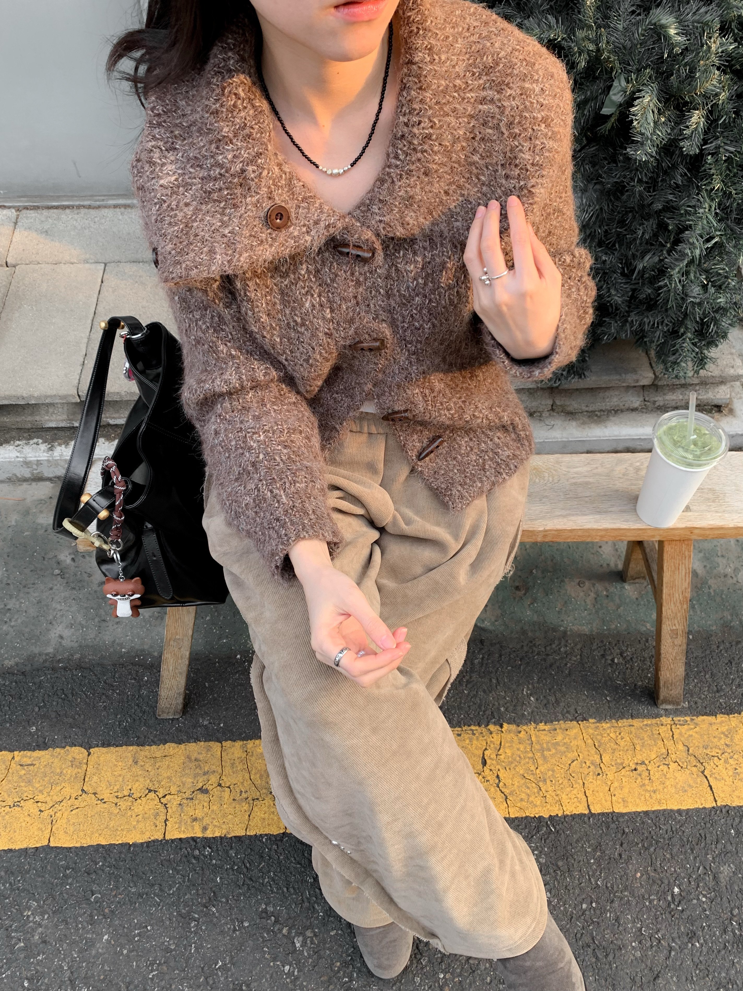 大翻領羊角扣柔軟針織外套