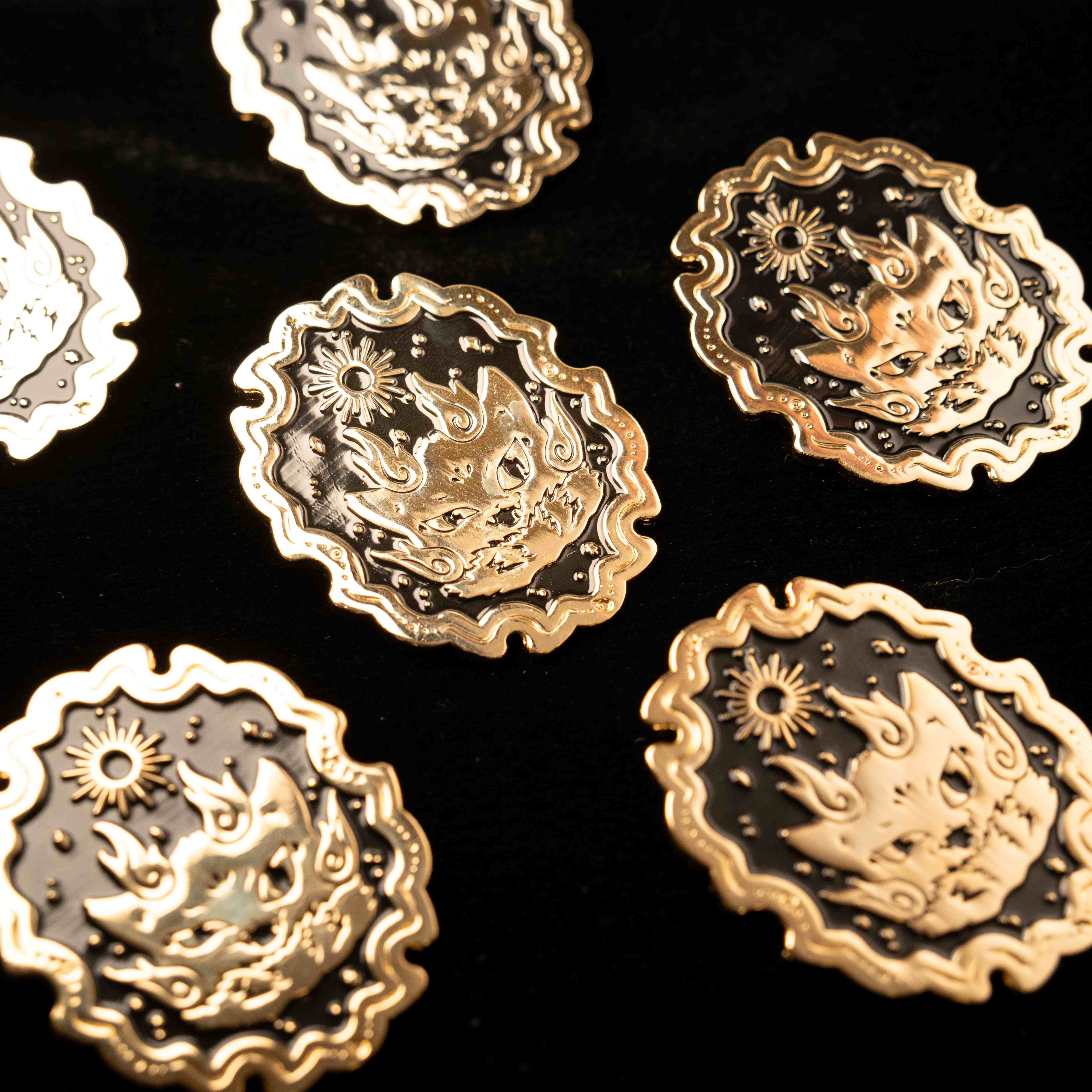 犼太郎金色肖像金屬徽章